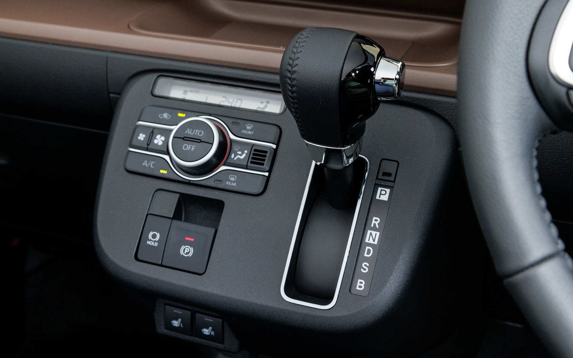 セオリーの内装は深みのあるブラウンとネイビーを組み合わせ、シックで大人なイメージ。さらに、本革巻のステアリングホイールやシフトノブの採用で上質さを演出