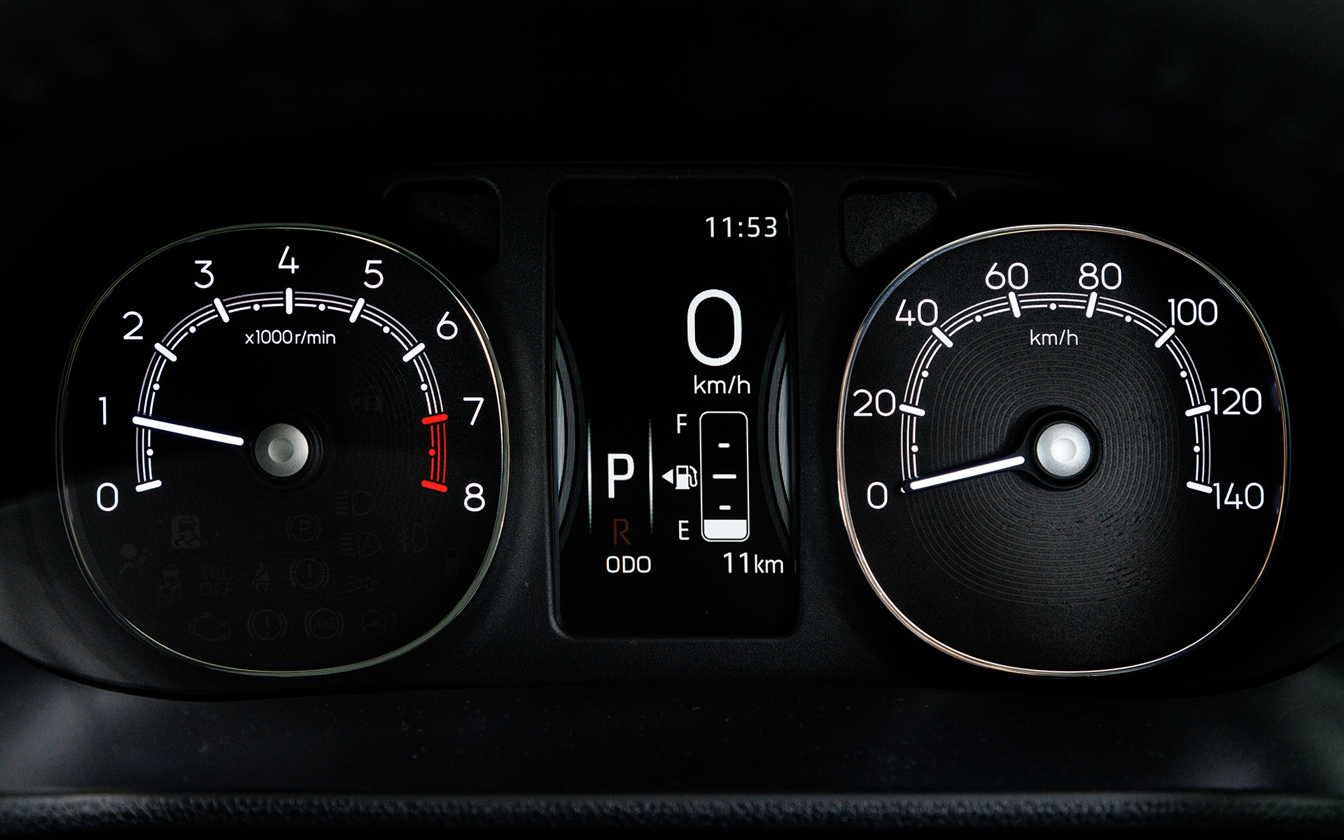 セオリーのメーターは、パネルがブラックとなり落ち着いた印象に