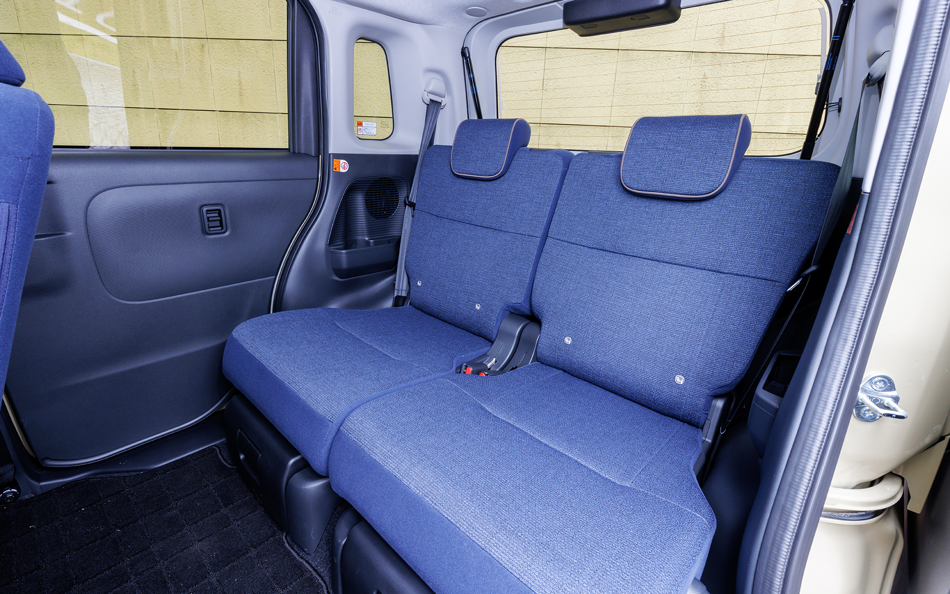 セオリーはネイビーのシートにブラウンのシートパイピングを採用