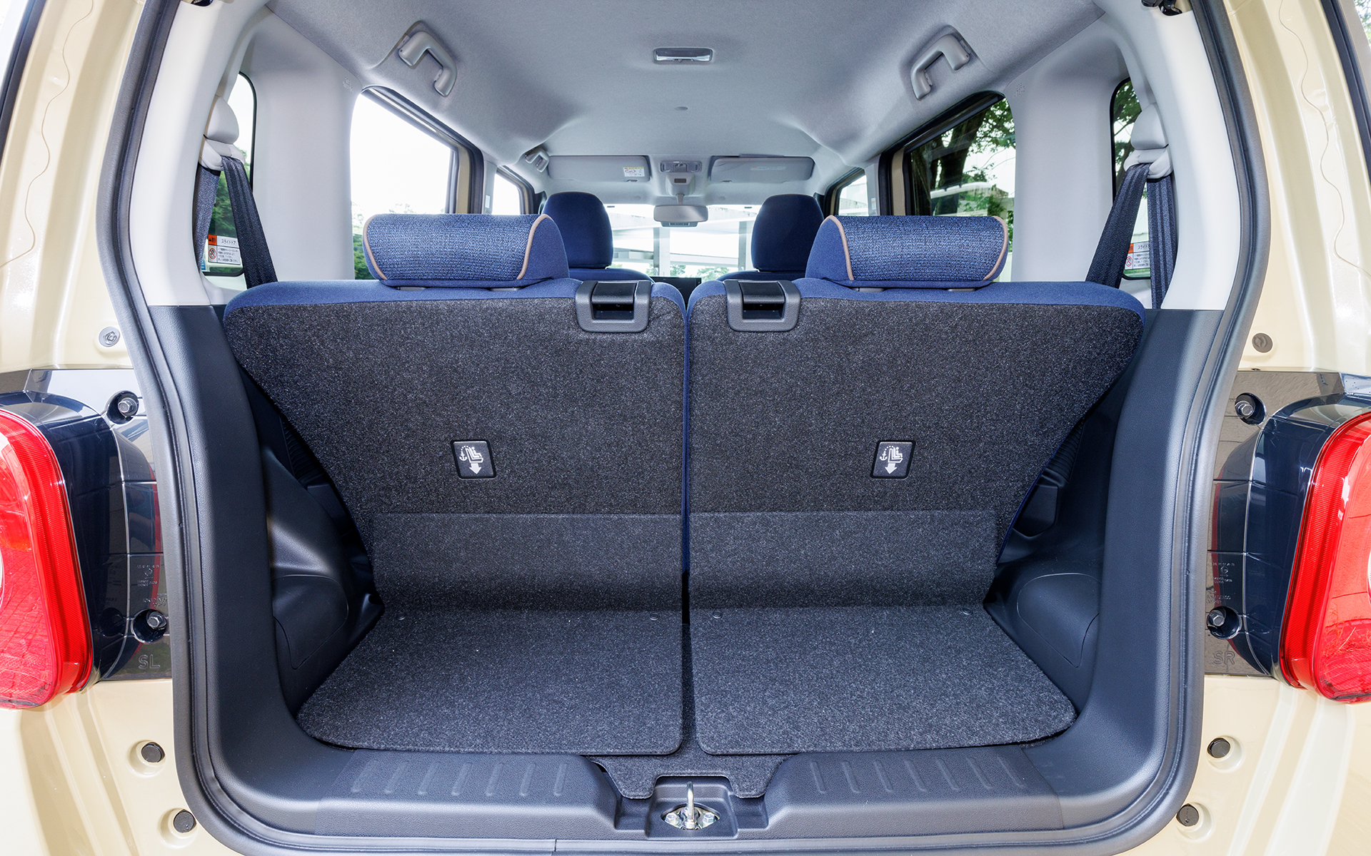 セオリーはネイビーのシートにブラウンのシートパイピングを採用