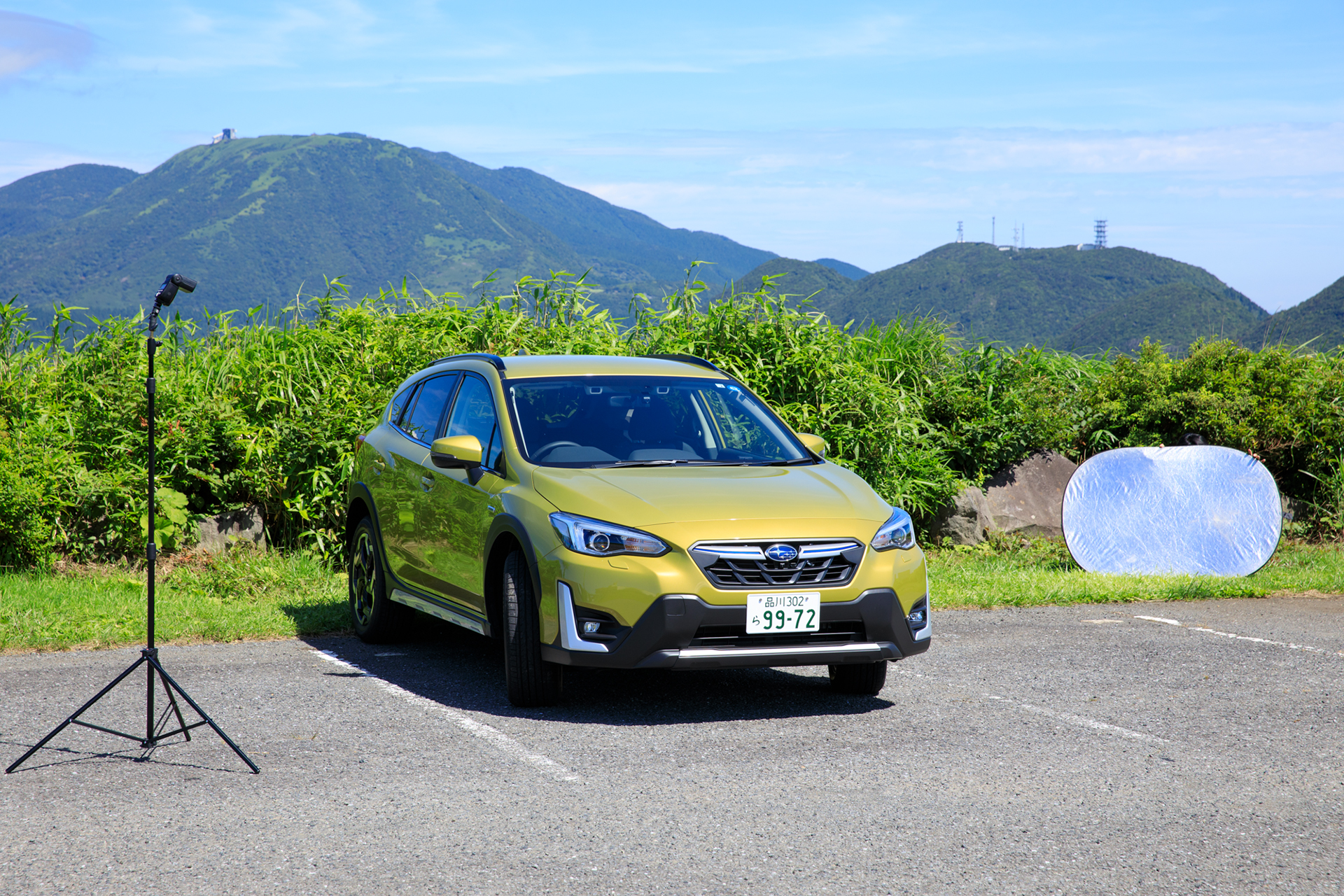 日差しの強い時間帯での撮影だったためボディに明るさのムラが生じやすかった。初めはレフ板だけを使い車体の後部を照らしたが、右のフロント部分の暗さが気になりフラッシュを直当てした