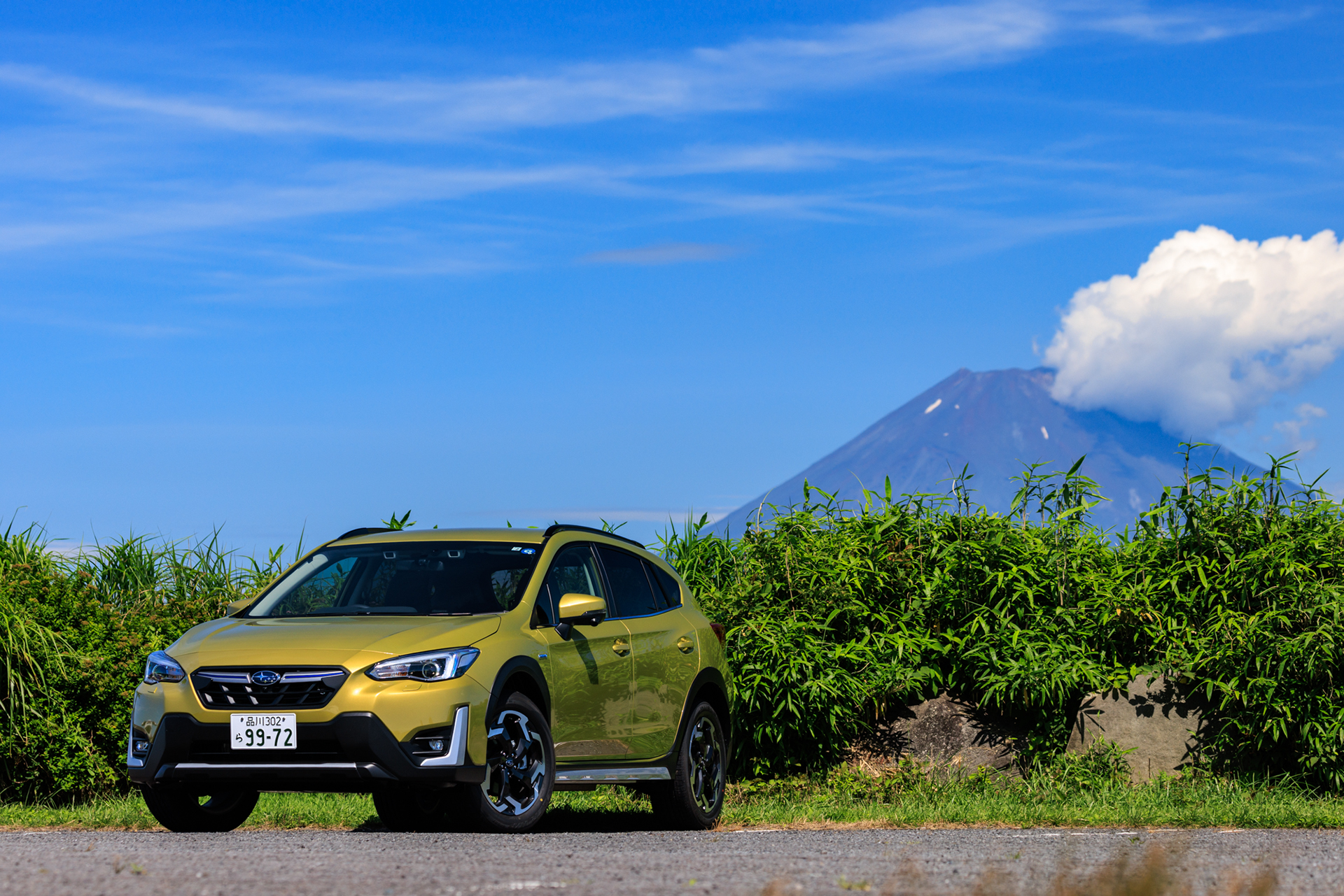 フラッシュなしで撮った写真（上）とフラッシュありで撮った写真（下）。比べて見るとなるほど、フラッシュを使った左の写真の方が、フロント右側が明るく照らされ車体が引き立って見える