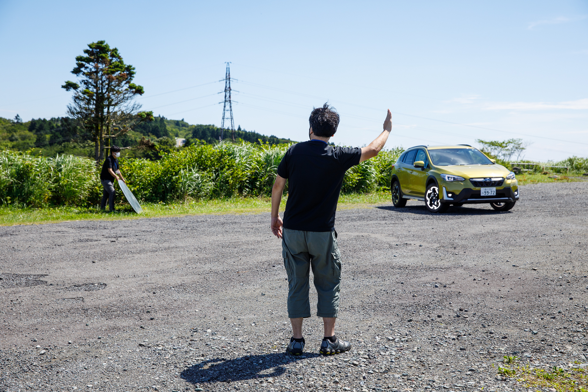 レフ板の位置をアシスタントに指示する安田カメラマン。2人で撮影することも多く阿吽の呼吸もピッタリ。2人の距離がこんなに離れているのに安田カメラマンの指示を的確に受け取っていた