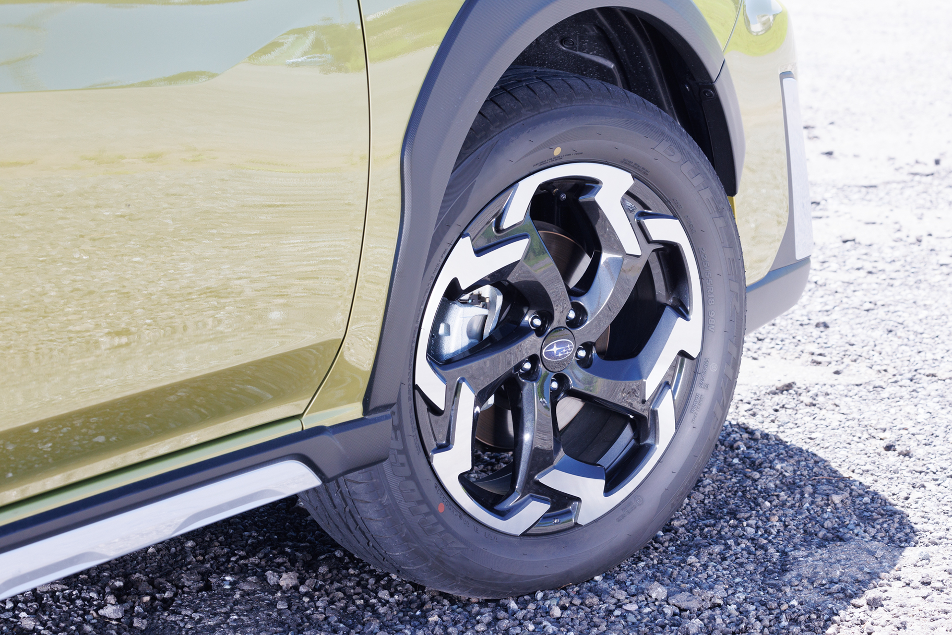 RAW現像で調整する前のタイヤまわりの写真。RAW現像で調整することを前提に、タイヤの質感やディテールが分かるように敢えて明るめに撮っている。いわゆる「適正露出」で撮ってしまうとタイヤが黒くなりすぎて質感を再現できないことがあるからだ