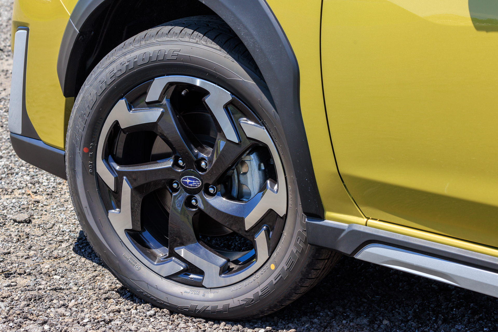 参考までに順光で撮ったタイヤまわりの写真がこちら。明暗差が強くリアルでワイルドに感じられる。タイヤまわりが陰になる状態で撮った写真とこのように順光で撮った写真を見比べると、同じタイヤまわりでも雰囲気が随分と異なっている。皆さんはどちらが好みだろうか