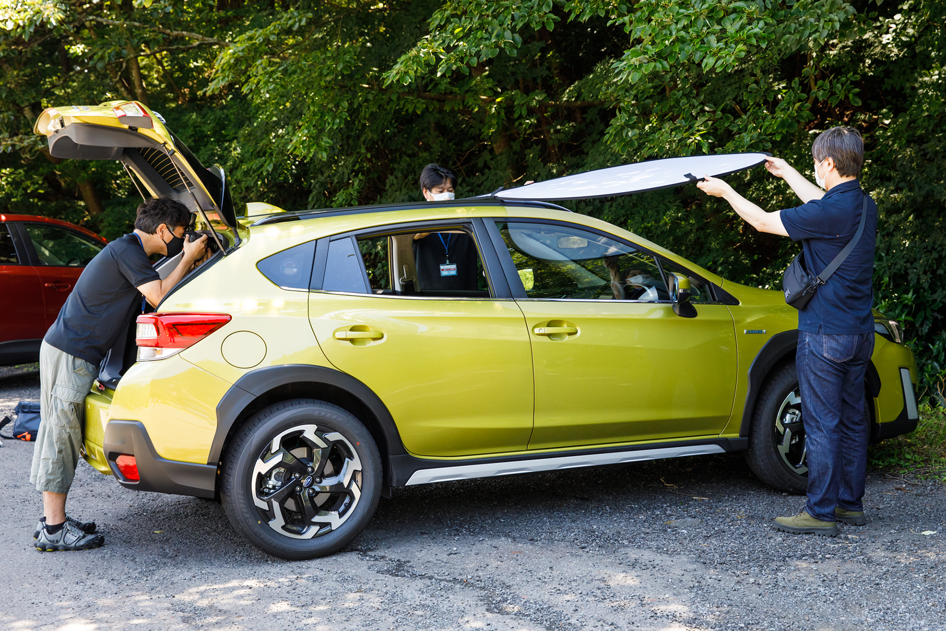 インパネの映り込みを防ぎ、入る光を均一化するためにフロントガラスの上に透過型のレフ板（ディフューザー）を配置した。このような工夫によって雰囲気のあるインパネ写真になる