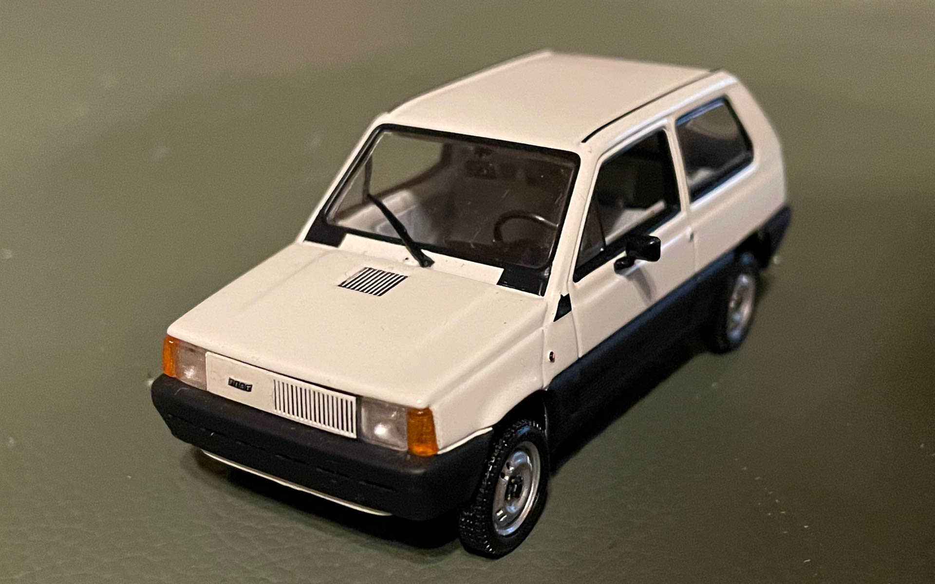 MINICHAMPSのパンダ34の1/43。パンダ34は日本に入っていなかったと思います。僕の乗っていたのは45で数字は出力を示しているそうな。34は34PSなんでしょう。でもパンダが懐かしくてオートモビル・カウンシルで見かけたミニチェアカーに手が伸びました
