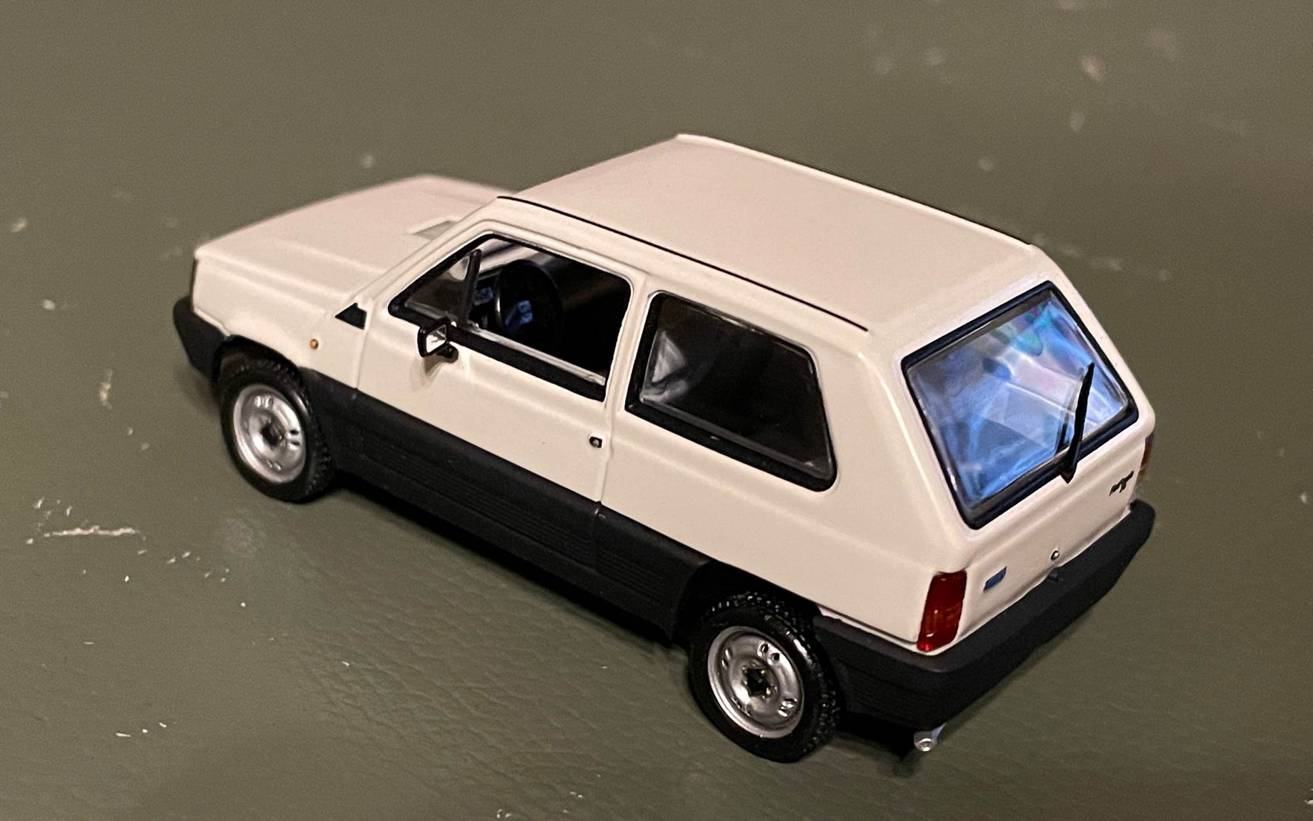 斜めから見たパンダ。見事に平面です