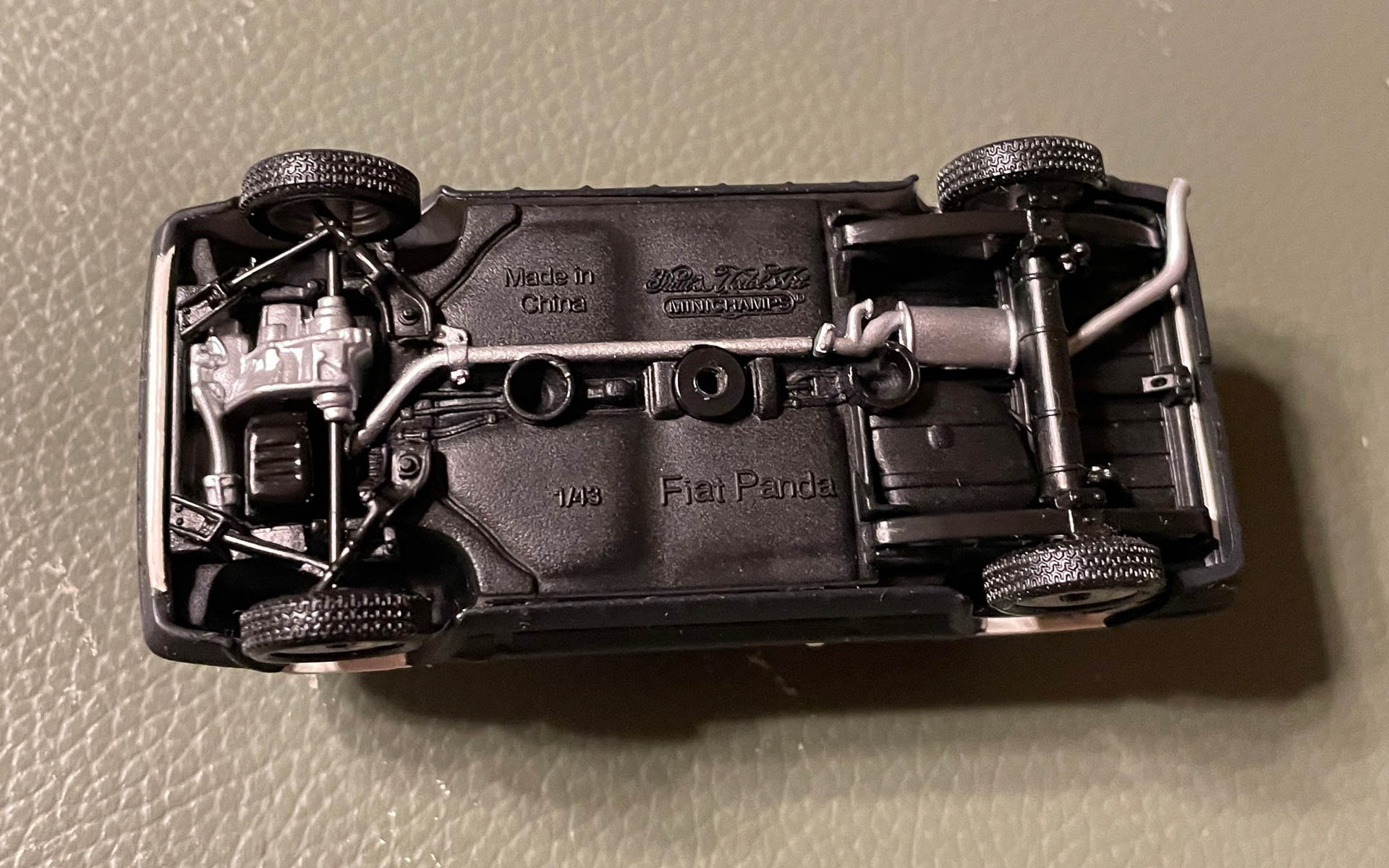 裏側。パワートレインのレイアウトとサスペンション。リアのリーフスプリングが分かります。懐かしい