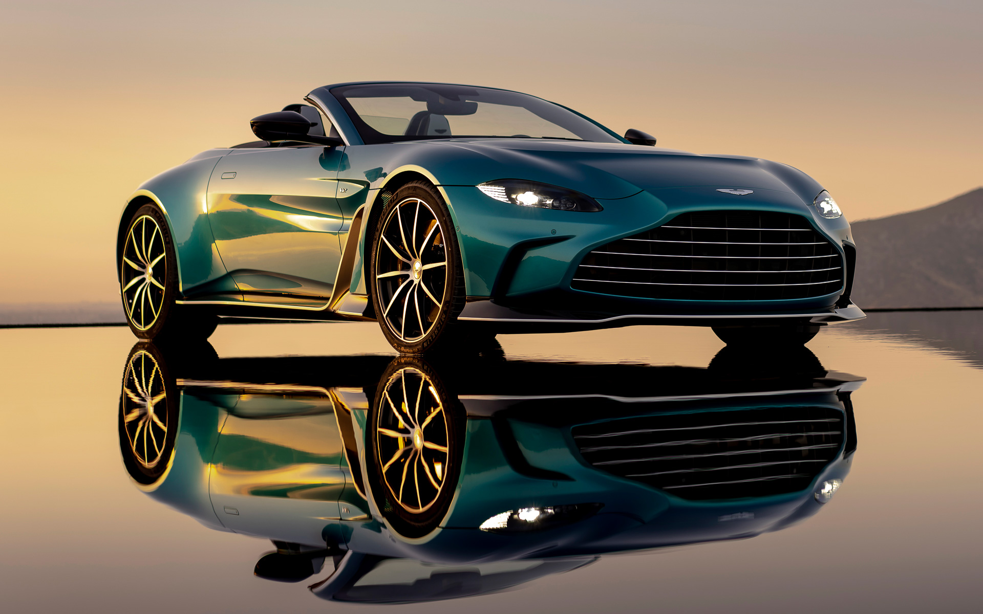 アストンマーティンから限定249台の「V12 ヴァンテージ ロードスター」が登場した