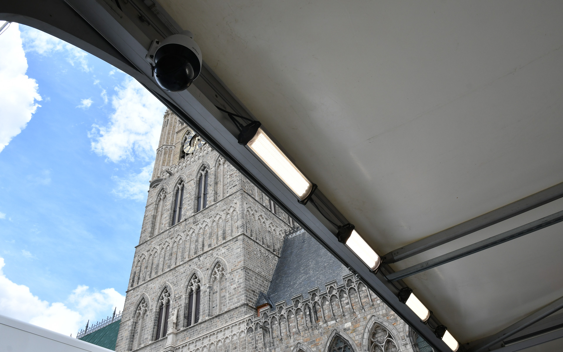 サービスパークへのLED照明給電を実施