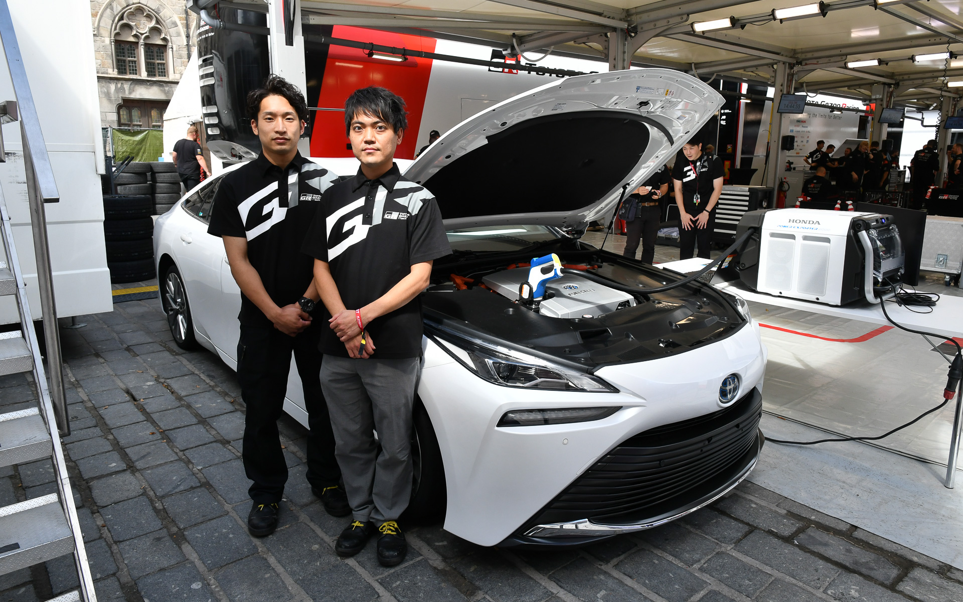 サービスパークに給電するミライについて、トヨタ自動車株式会社 商用ZEV製品開発部 事業統括グループ 主任 岩井氏と、同 商用ZEV製品開発部 田岡氏の2人に話をうかがった