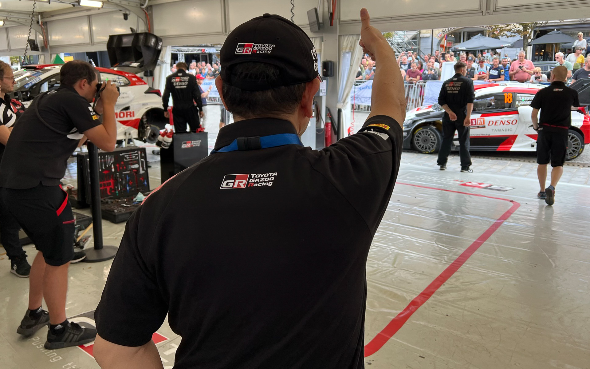 ドライバーがステージ向かっていくのを最後まで見送る