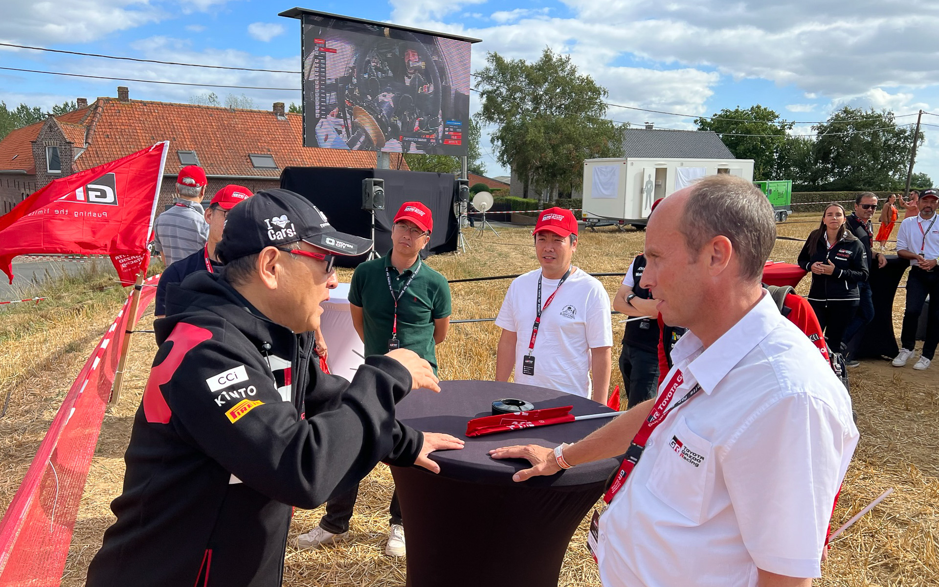 ステージの観戦エリアでWRCカーが来る前に、Toyota Motor Europe CEOのマット・ハリソン（Matt Harrison）氏とミーティング