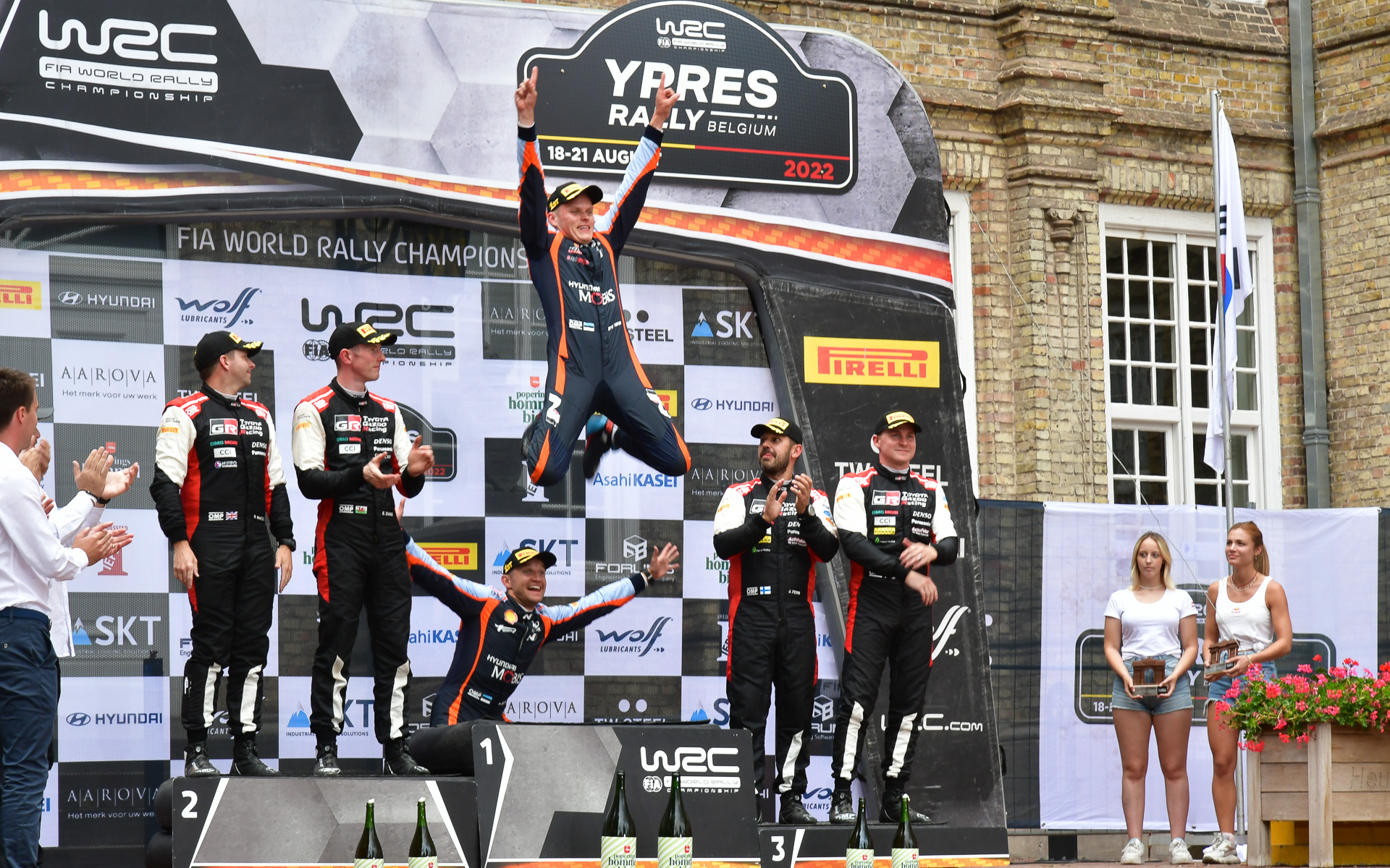 WRC第9戦ラリー・ベルギーを優勝したヒョンデのタナック/ヤルヴェオヤ組。トヨタは、33号車 エバンス/マーティン組が2位、4号車 ラッピ/フェルム組が3位