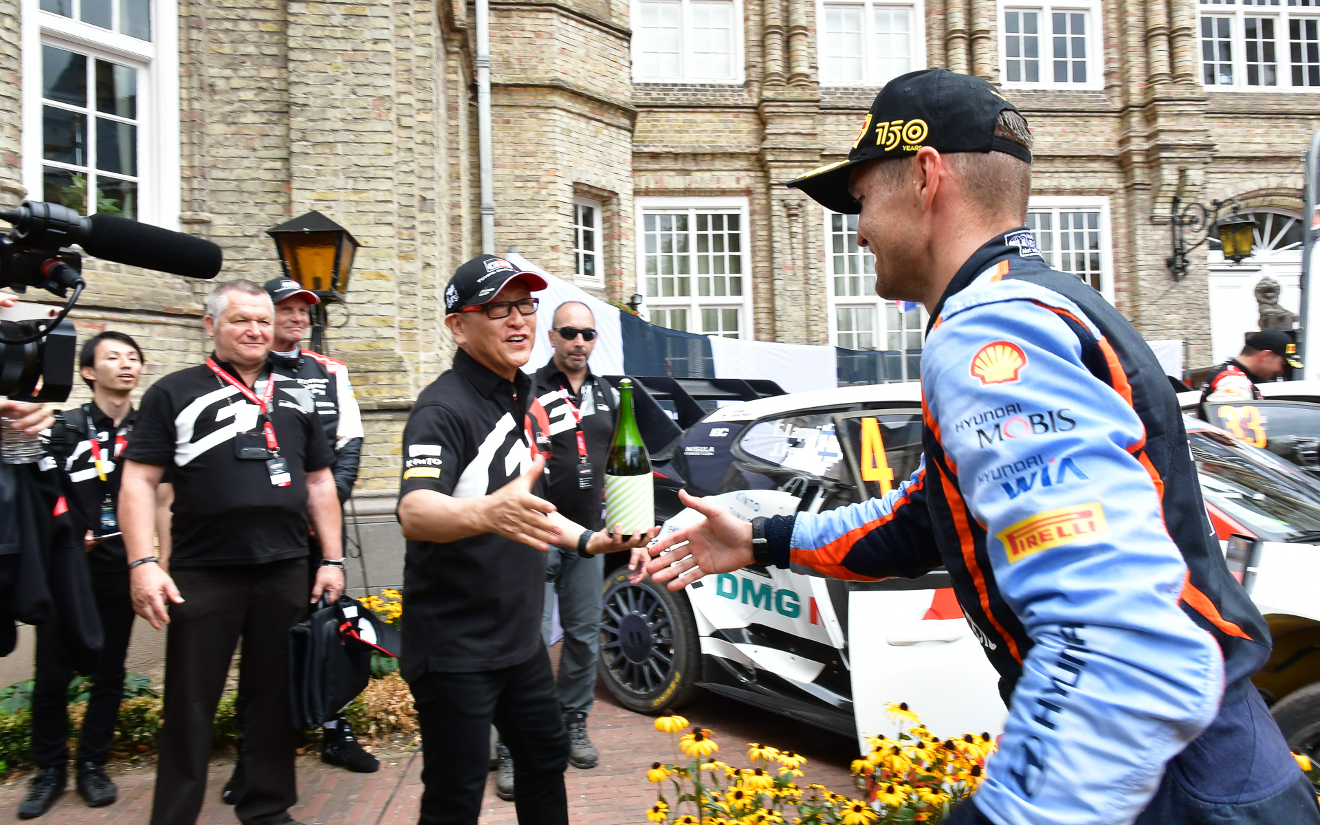 暫定表彰式を終えたタナック選手が豊田章男社長の元に訪れていた