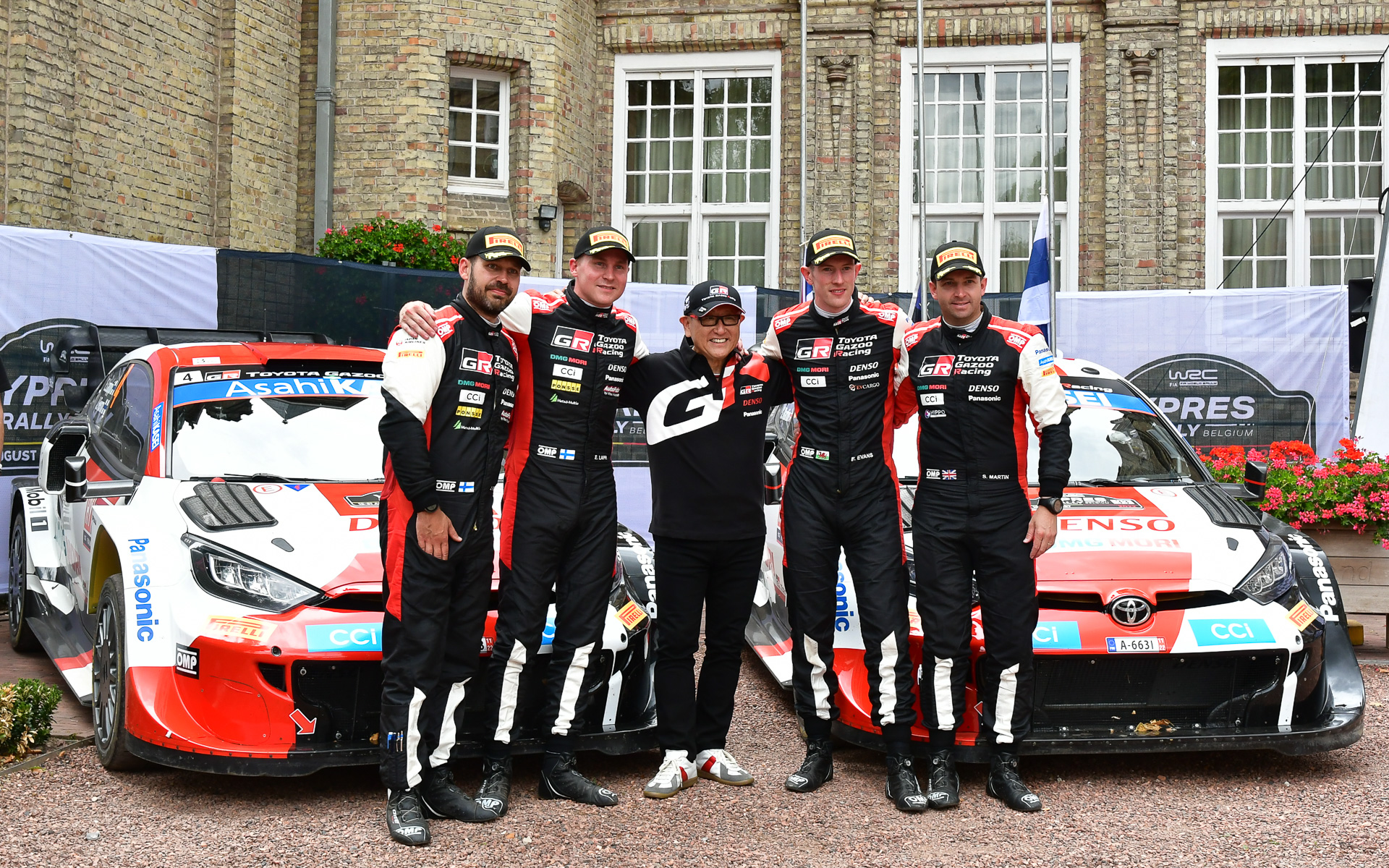 ドライバー、コドライバーと記念写真