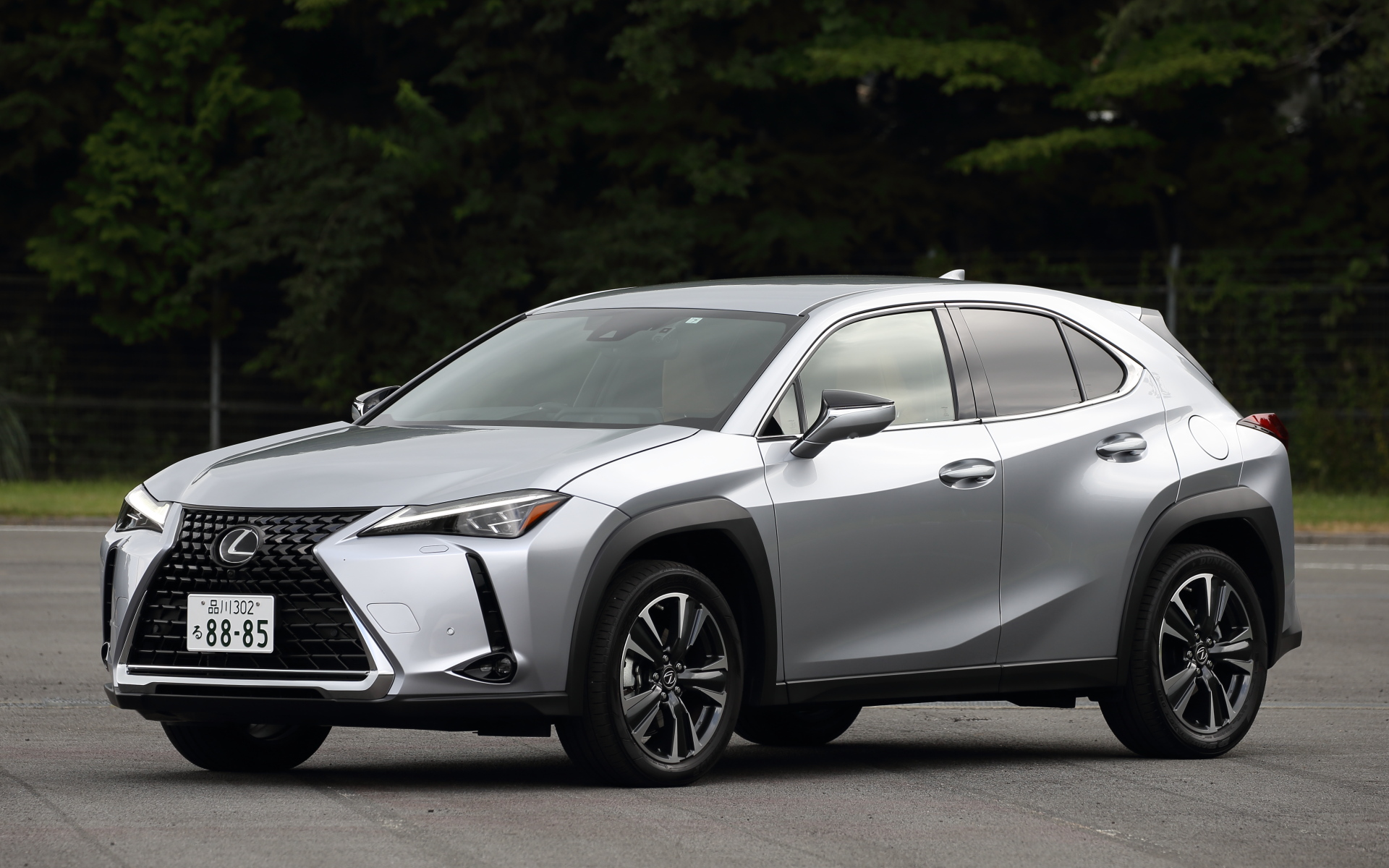 試乗車はUX250hバージョンL（前輪駆動車）で車両本体価格は519万2000円。デジタルキー、カラーHUD（ヘッド・アップ・ディスプレイ）、マークレビンソン　プレミアムサラウンドサウンドシステム、アクセサリーコンセント、寒冷地仕様、BSM（ブラインド・スポット・モニター）、おくだけ充電などのメーカーオプションが付いて合計572万8800円