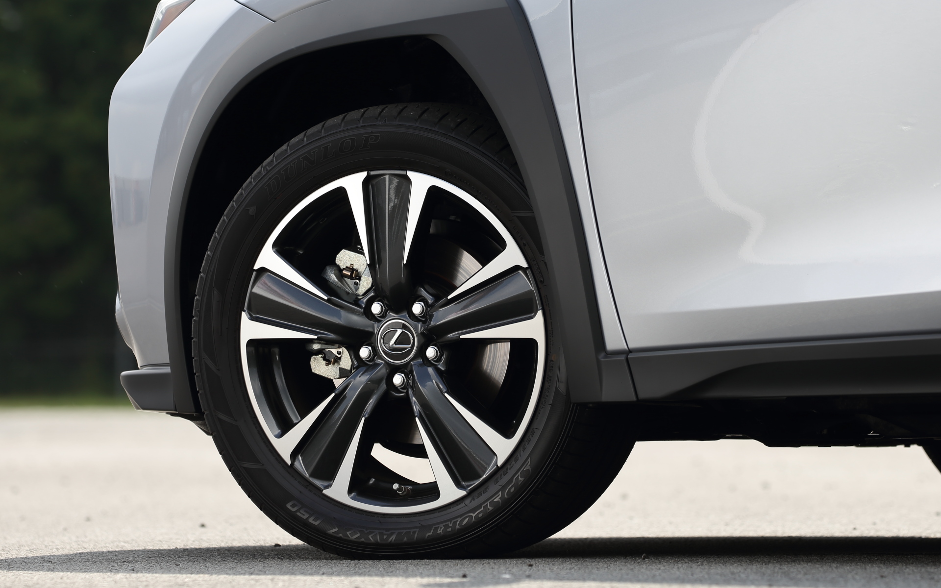 バージョンLはランフラットタイヤから標準タイヤへと変更された。装着タイヤサイズは225/50R18、切削光輝＋ダークグレーメタリック塗装のアルミホイールのサイズは18×7J（※F SPORTグレードのみランフラットタイヤが標準装備となる）