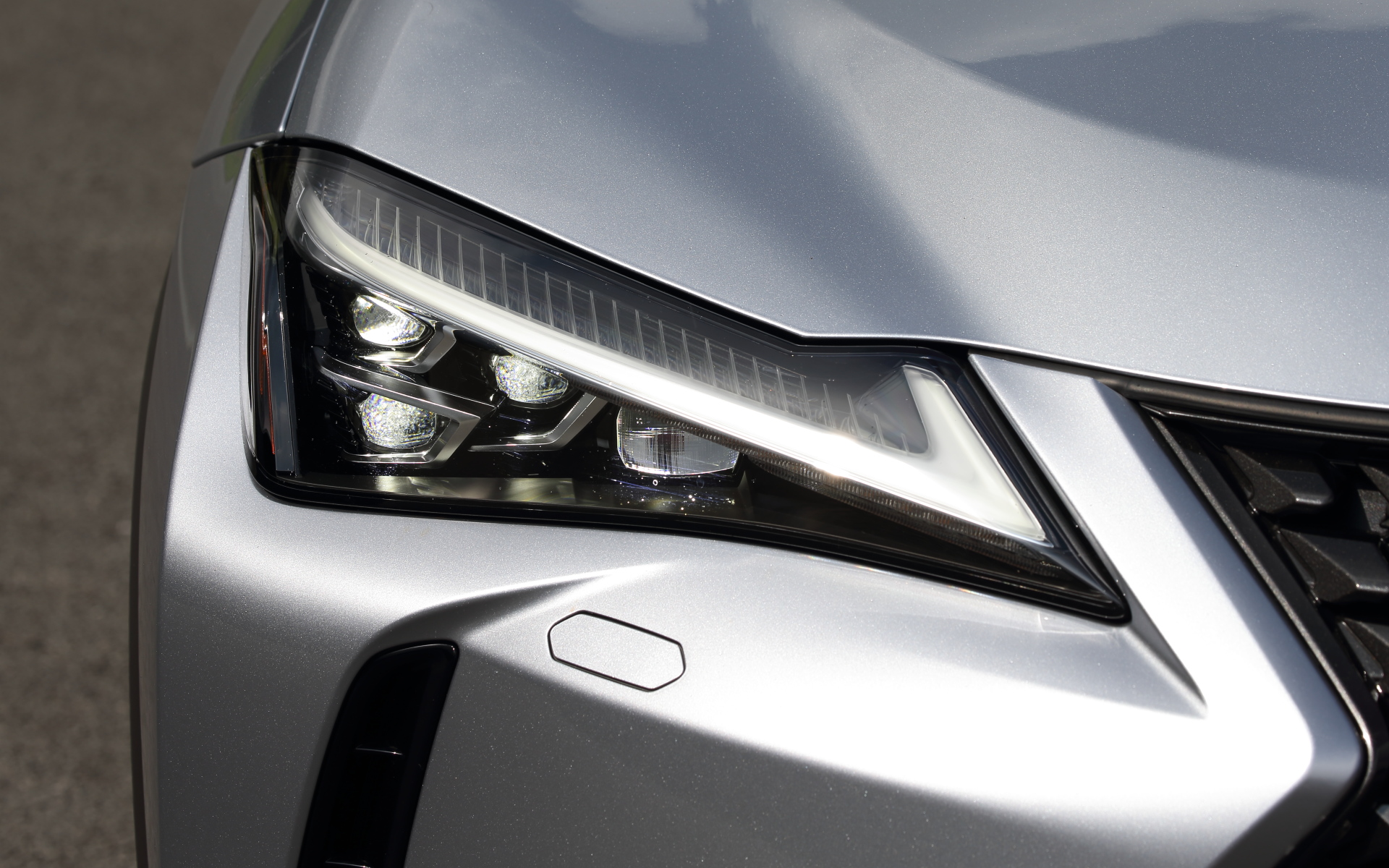 バージョンLのみ標準装備となる「三眼フルLEDヘッドランプ（ロー･ハイビーム）＆LEDフロントターンシグナルランプ」