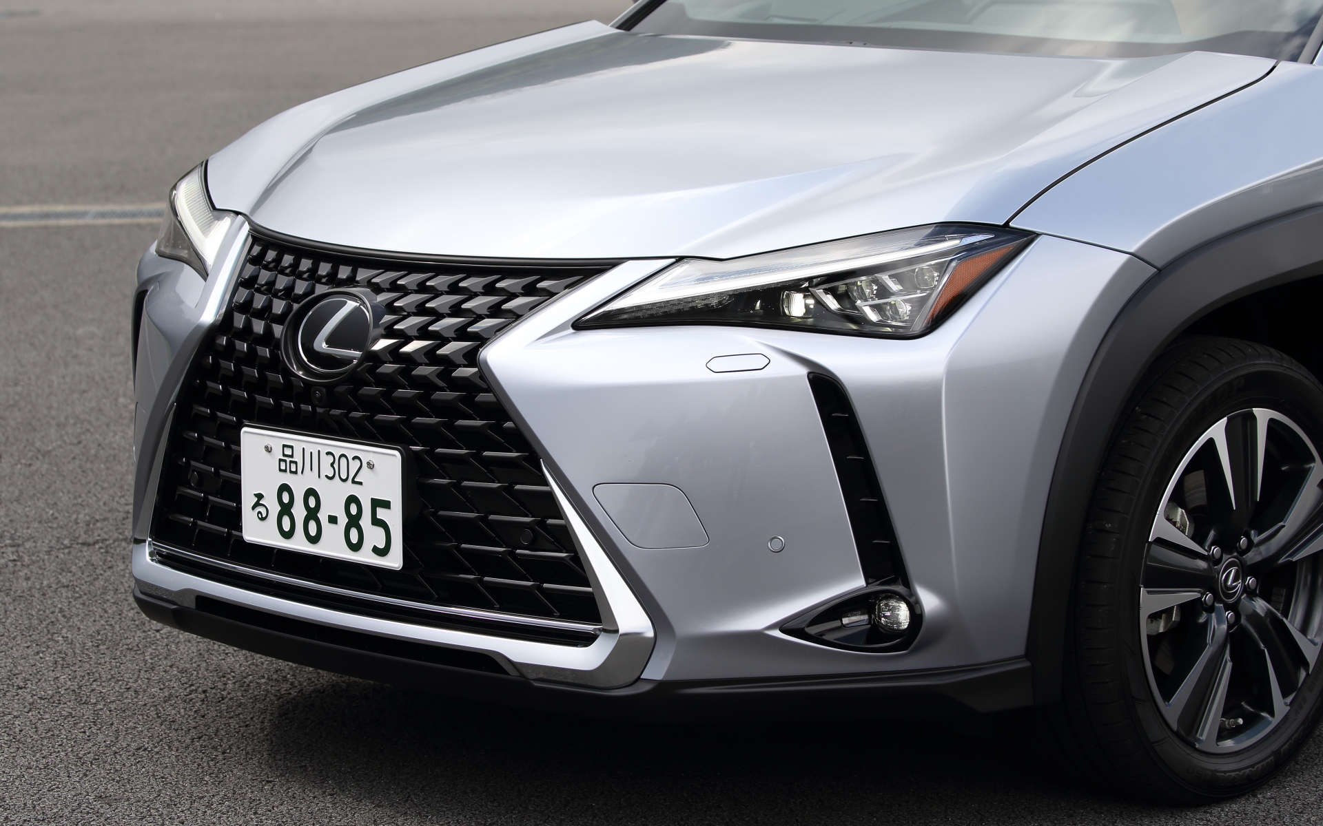 特徴的な立体的ブロックパターンを採用したフロントスピンドルグリル。特別仕様車の「Graceful Explorer」はシルバー仕様となる