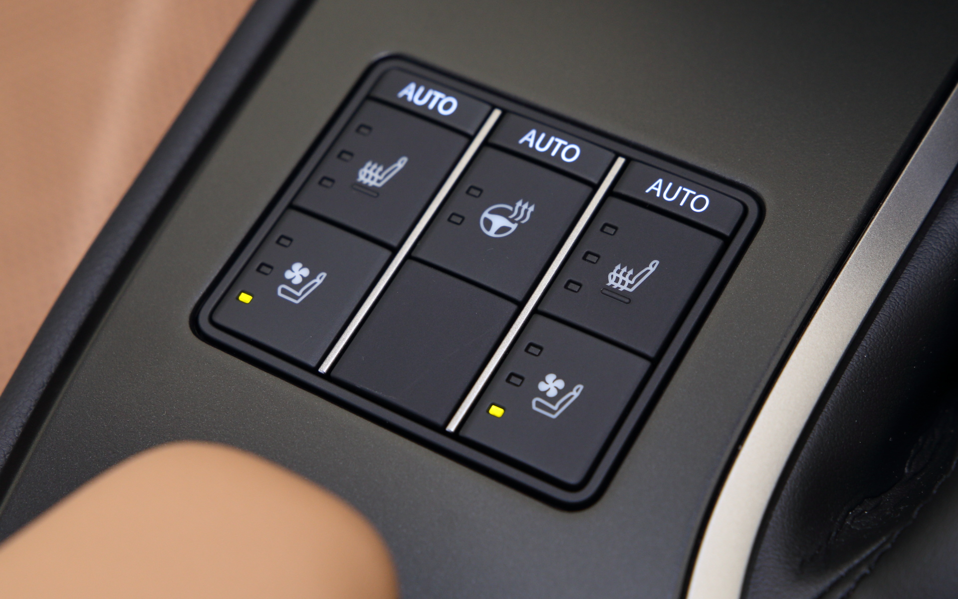 10.3インチのモニターから、12.3インチのタッチパネルディスプレイへと進化したことで、シフト横にあったナビゲーションなどの操作を行なえる「リモートタッチ」やアームレスト前端にあったオーディオ系スイッチ類は廃止され、代わりにシートヒーター＆ベンチレーションやステアリングヒーターのスイッチがセンターコンソールから移設された