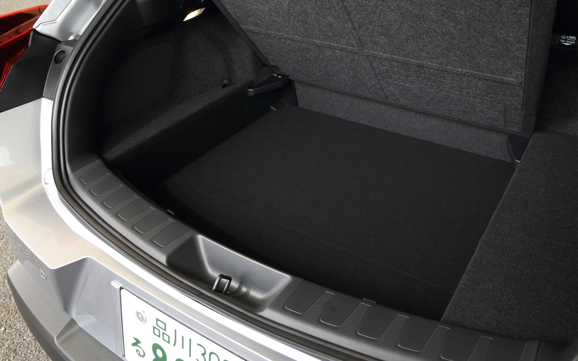 ラゲッジスペースは2段底になっていて使い勝手がよい