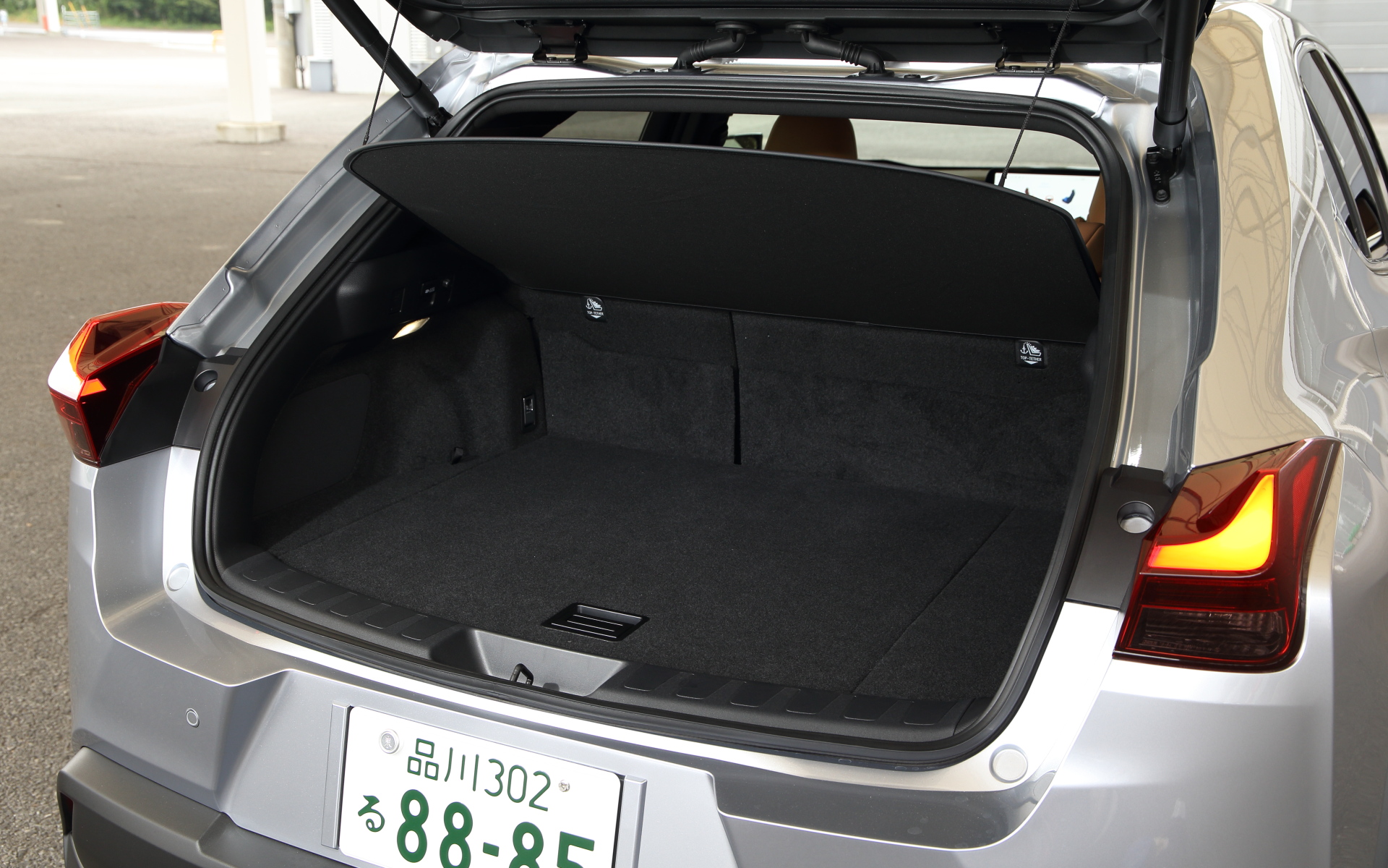 最大荷室長約760mm、最大横幅約1255mm、最大荷室容量268L（ハイブリッド車。ガソリン車は310L）を確保する