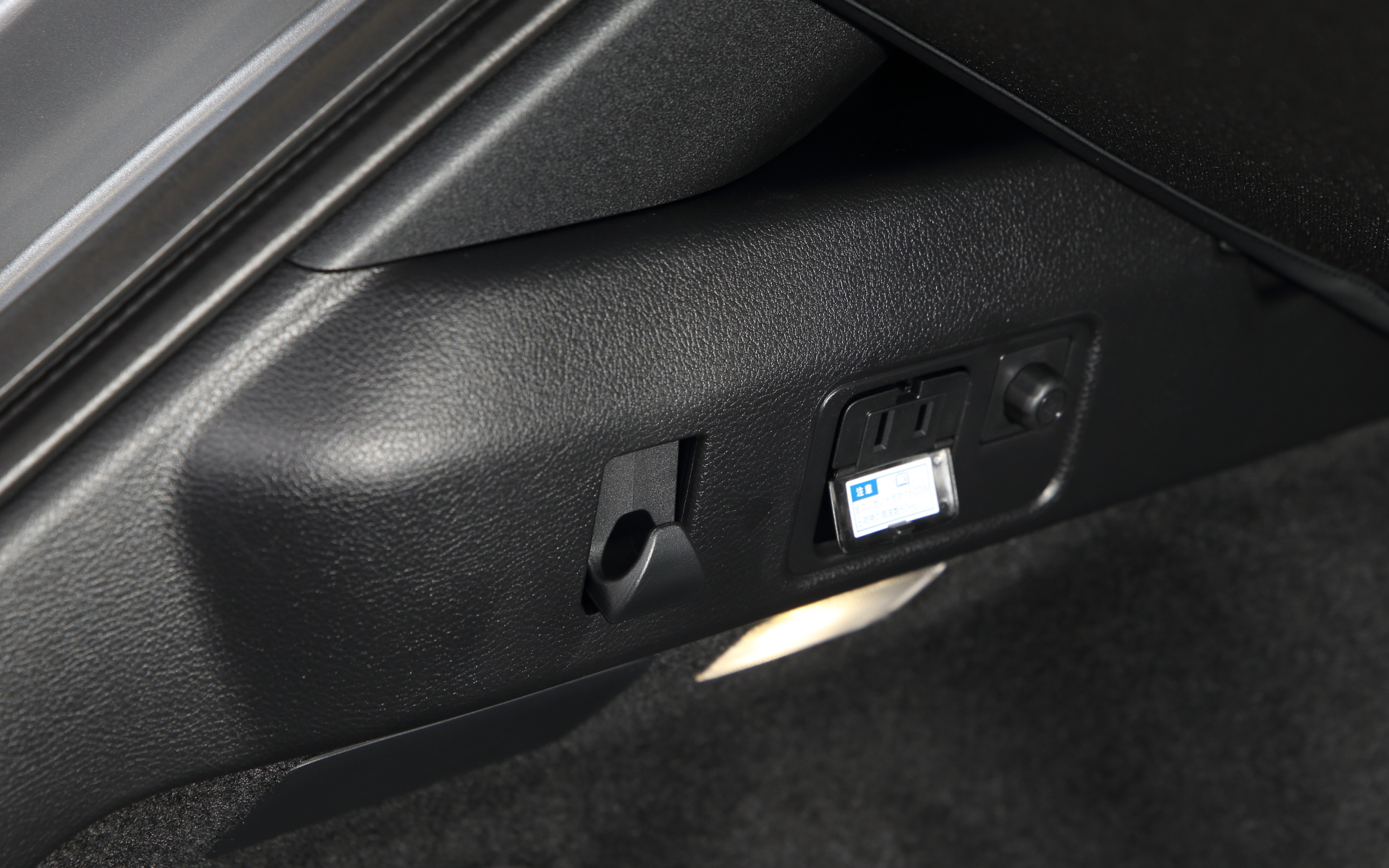 オプション設定のアクセサリーコンセントは、ラゲッジスペースとセンターコンソールボックス後部の2か所に設置される