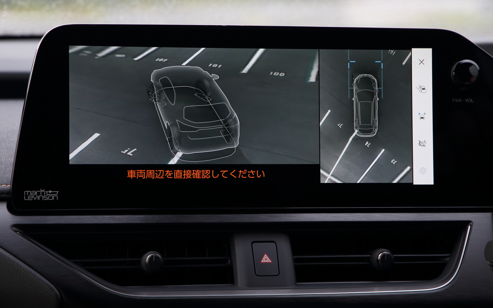 駐車時や狭い場所を走る際に、周囲の状況確認がしやすいパノラミックビューモニター機能はメーカーオプション