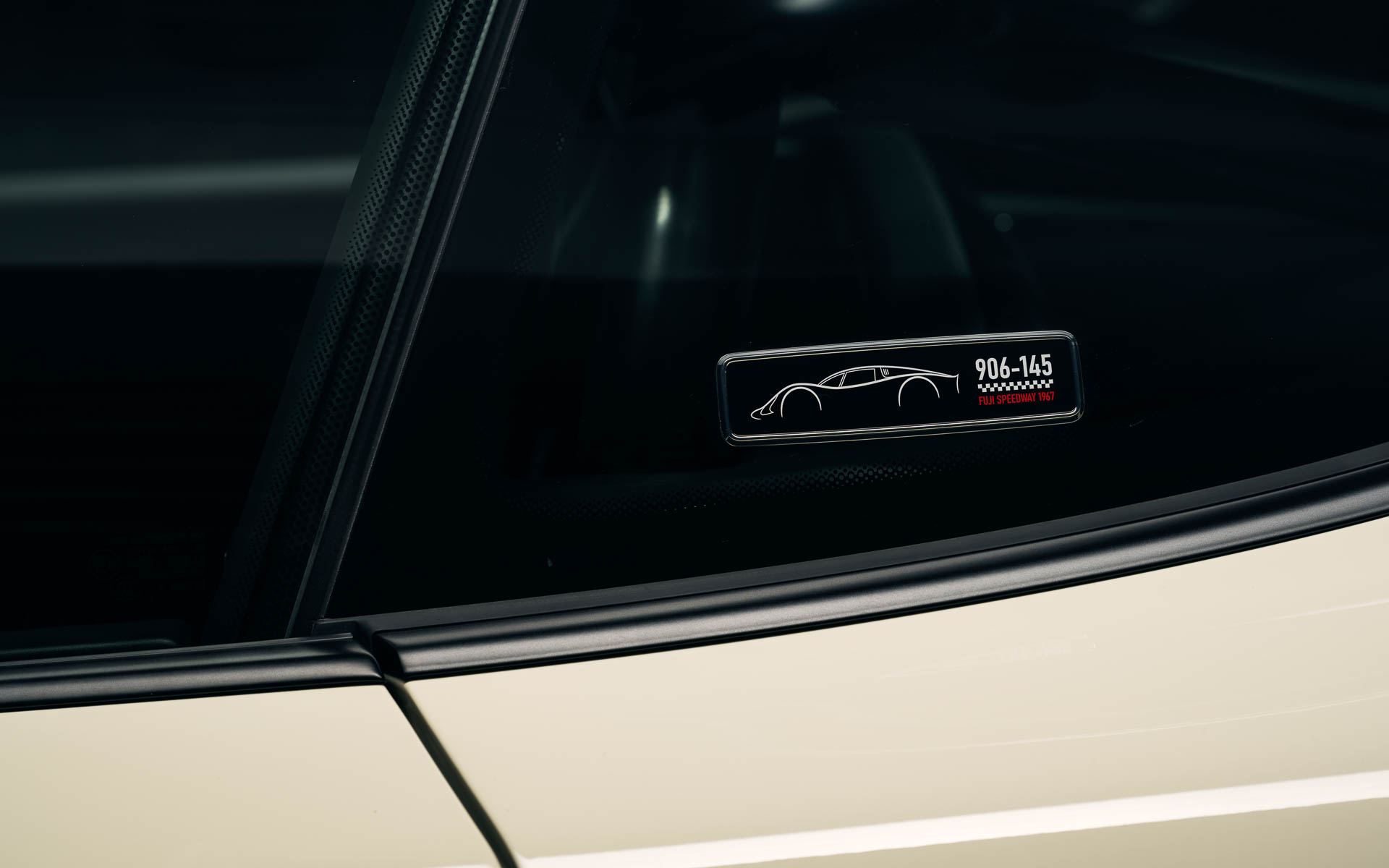 特別なペイントやゼッケンなどをシャシーナンバー145の906から受け継ぐ