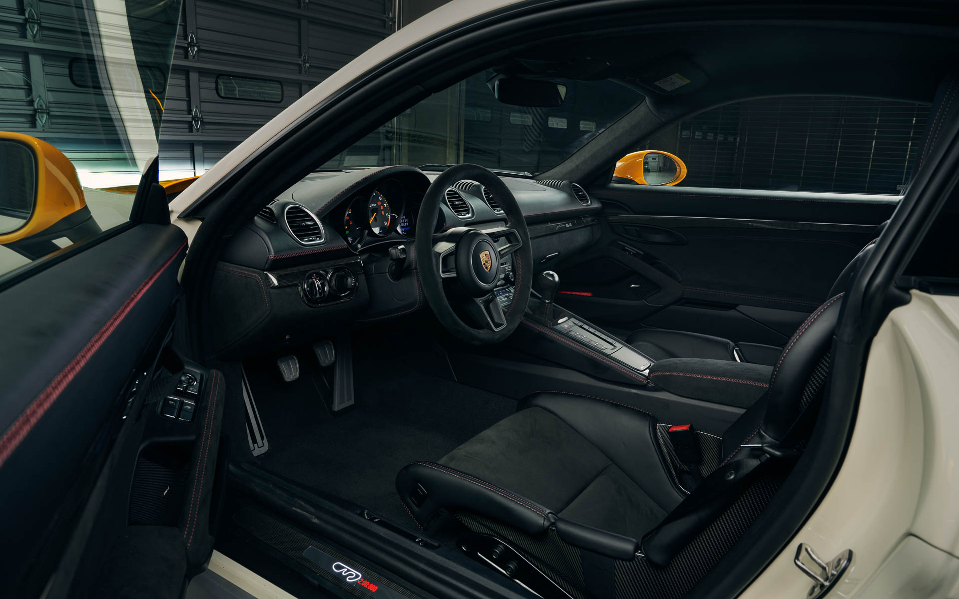 当時の富士スピードウェイのコース図や優勝記念ロゴといった特徴あるデザインも与えられている