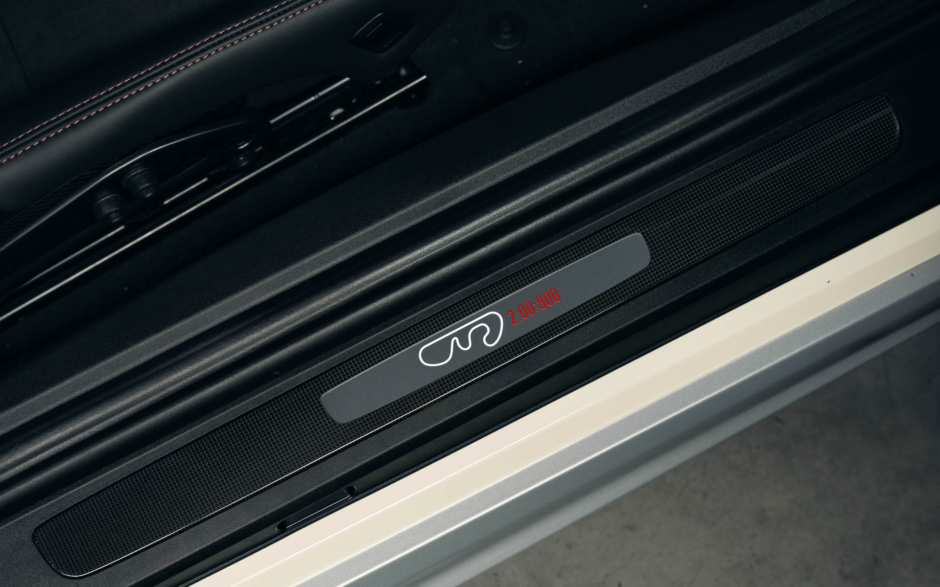 当時の富士スピードウェイのコース図や優勝記念ロゴといった特徴あるデザインも与えられている