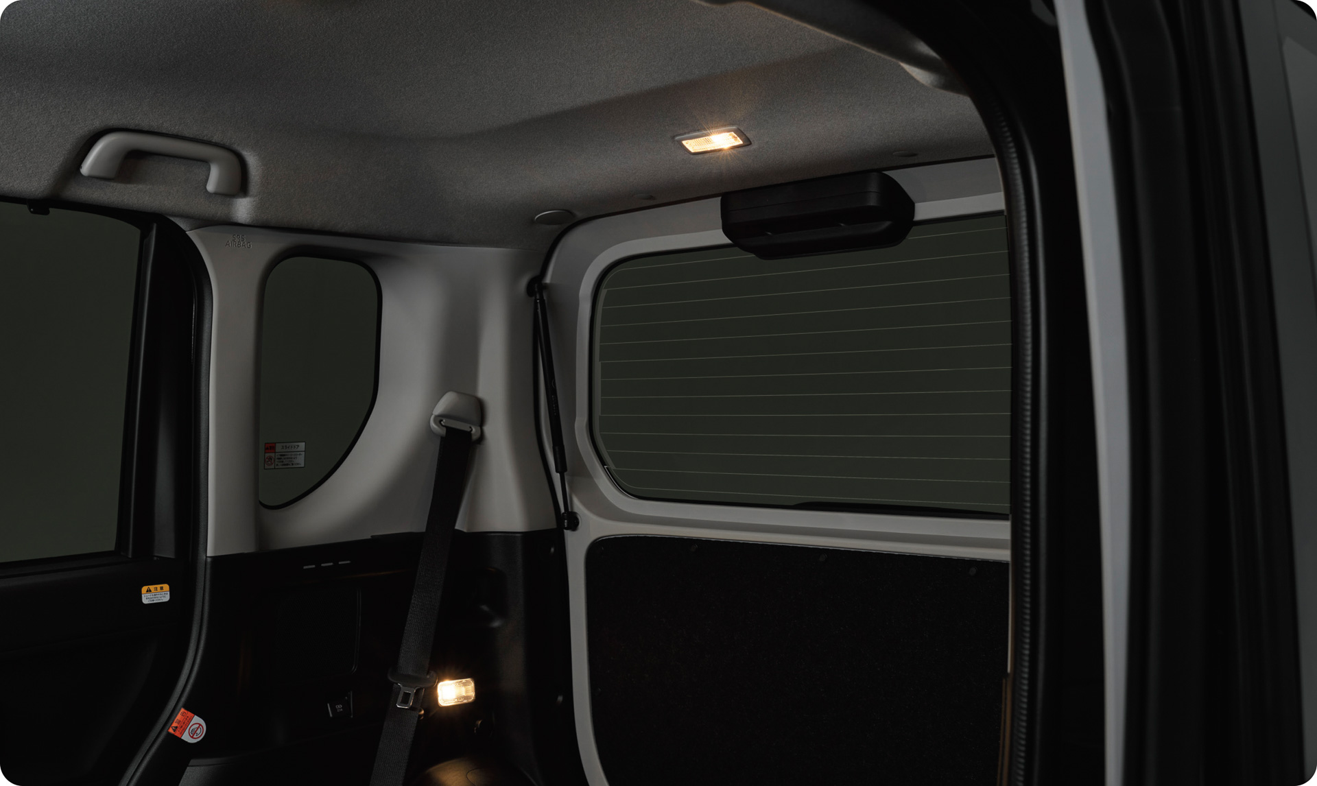 ファンクロス専用装備の防水加工シートバック（後席）、ラゲージルームランプ（デッキサイド右側/天井）、USBソケット（後席右側1口）