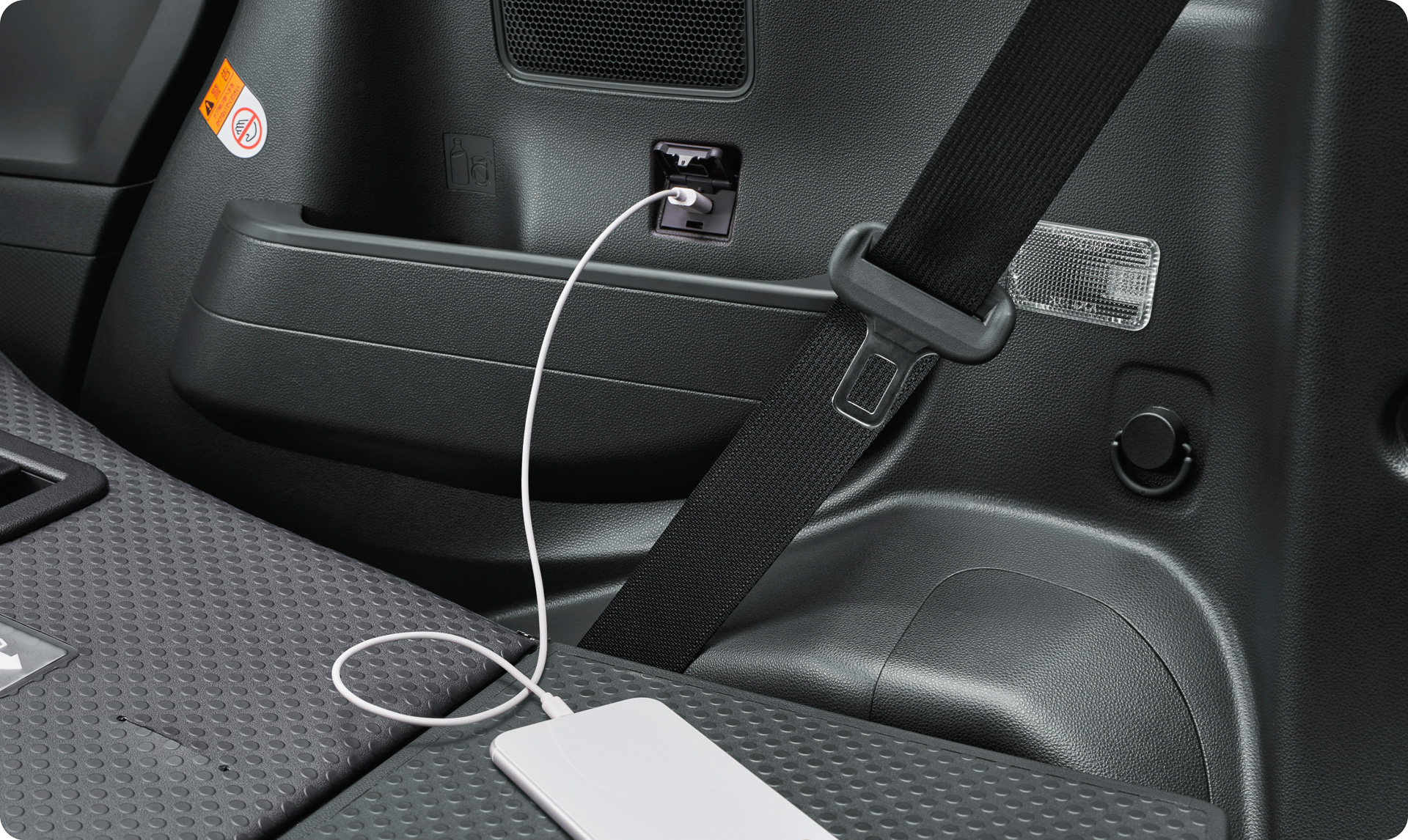 ファンクロス専用装備の防水加工シートバック（後席）、ラゲージルームランプ（デッキサイド右側/天井）、USBソケット（後席右側1口）