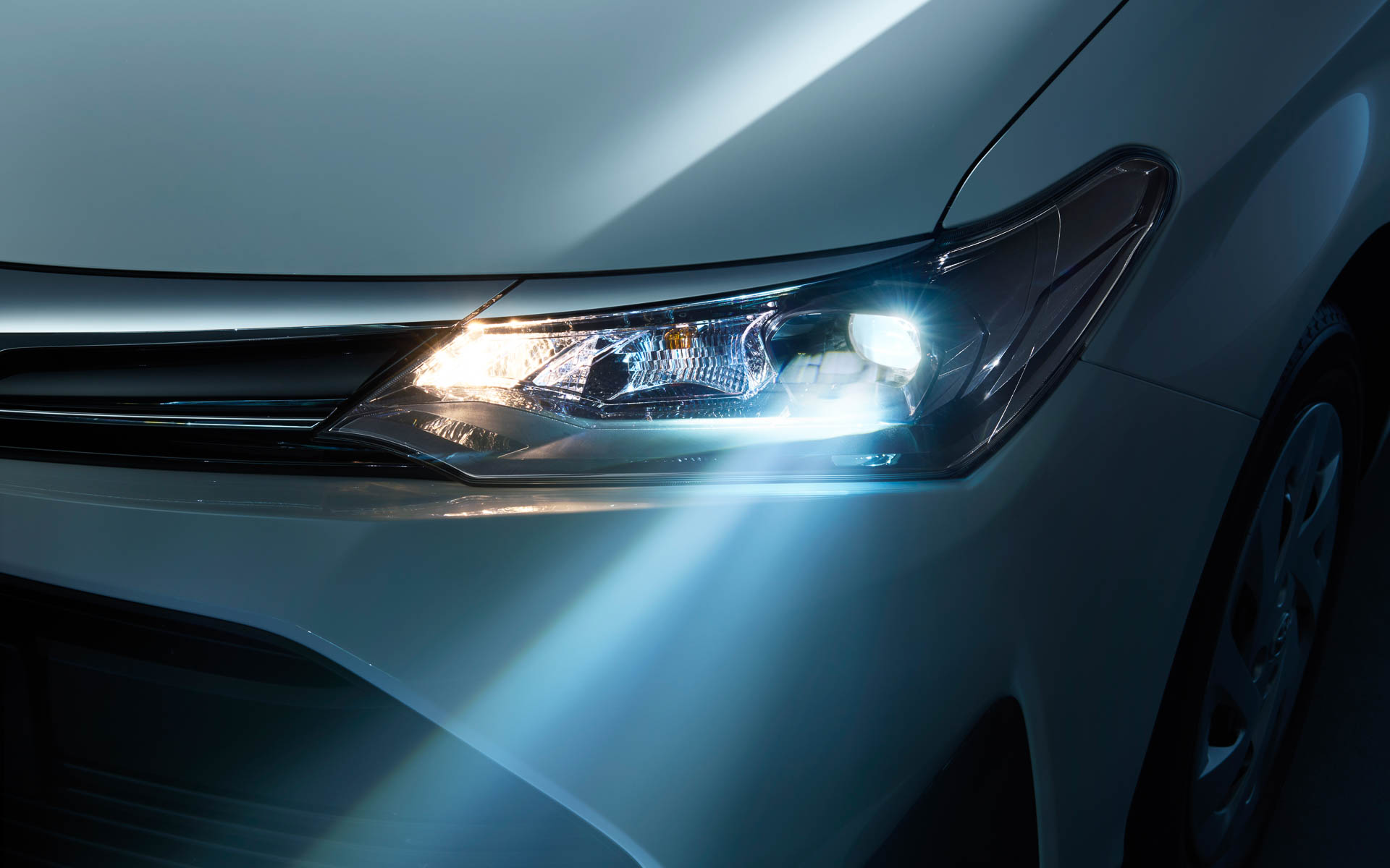 プロジェクター式LEDヘッドライト（マニュアルレベリング機能付）