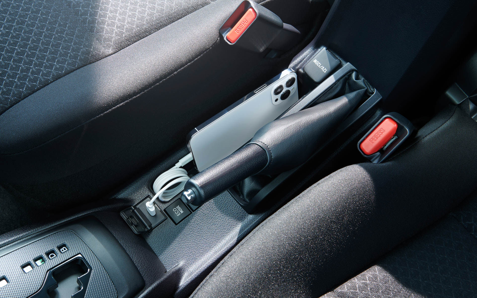 パーキングブレーキレバー横トレイ＆アクセサリーソケット（DC12V・120W）