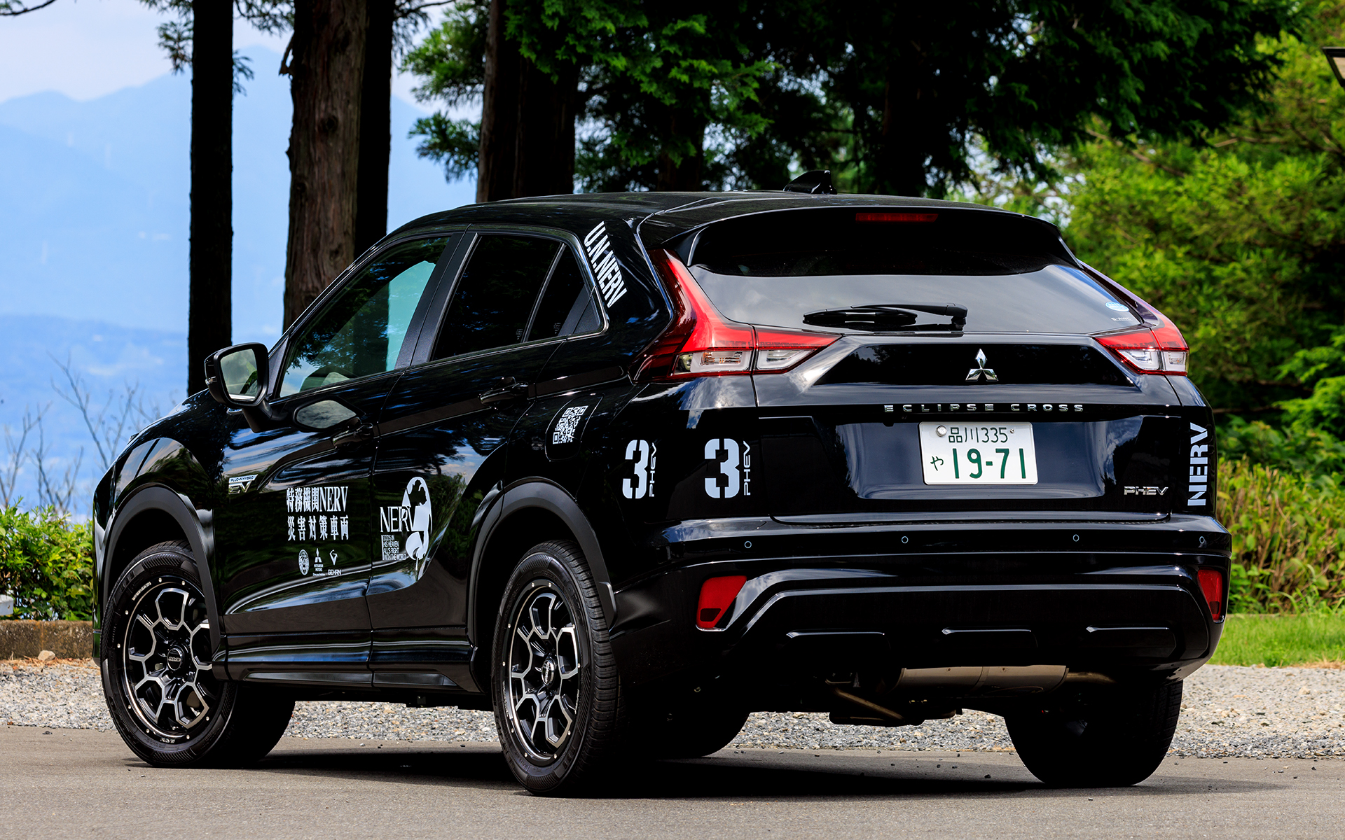 車体色はダイヤモンドブラックでホイールはレイズ製に交換されている。エクリプス クロス PHEVもアウトランダーPHEVもSUVなので最低地上高が高い。これは災害の影響で道路に障害物があったり、未舗装路を通って避難したりする際にとても重要なポイントになるだろう