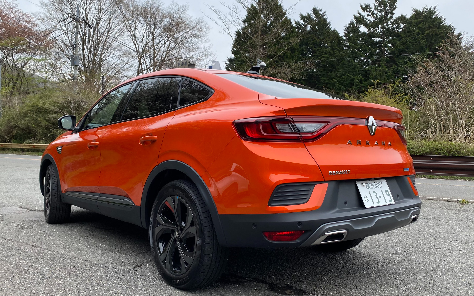 E-TECH HYBRID三兄弟の長男となる、ルノー・アルカナ。この後ろ斜め45度からのセクシーなデザインがたまりません。鮮やかなオレンジのカラー「オランジュ　バレンシアM」もインパクト大ですね。燃費は22.8km/L（WLTCモード）で輸入車SUVナンバーワン。価格は429万円〜です