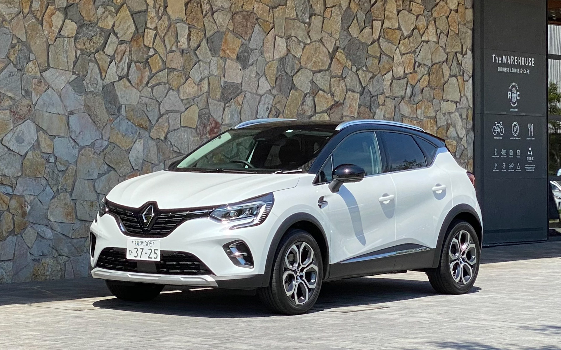 ルノーのハイブリッド三兄弟、次男はキャプチャーE-TECH HYBRID。デザインは既存のガソリンモデルとほとんど変わりませんが、走りは別人級。ステアリングヒーターや8色のアンビエントライトなど、贅沢な装備が標準です。燃費はアルカナと同等で、価格は374万円〜となっています