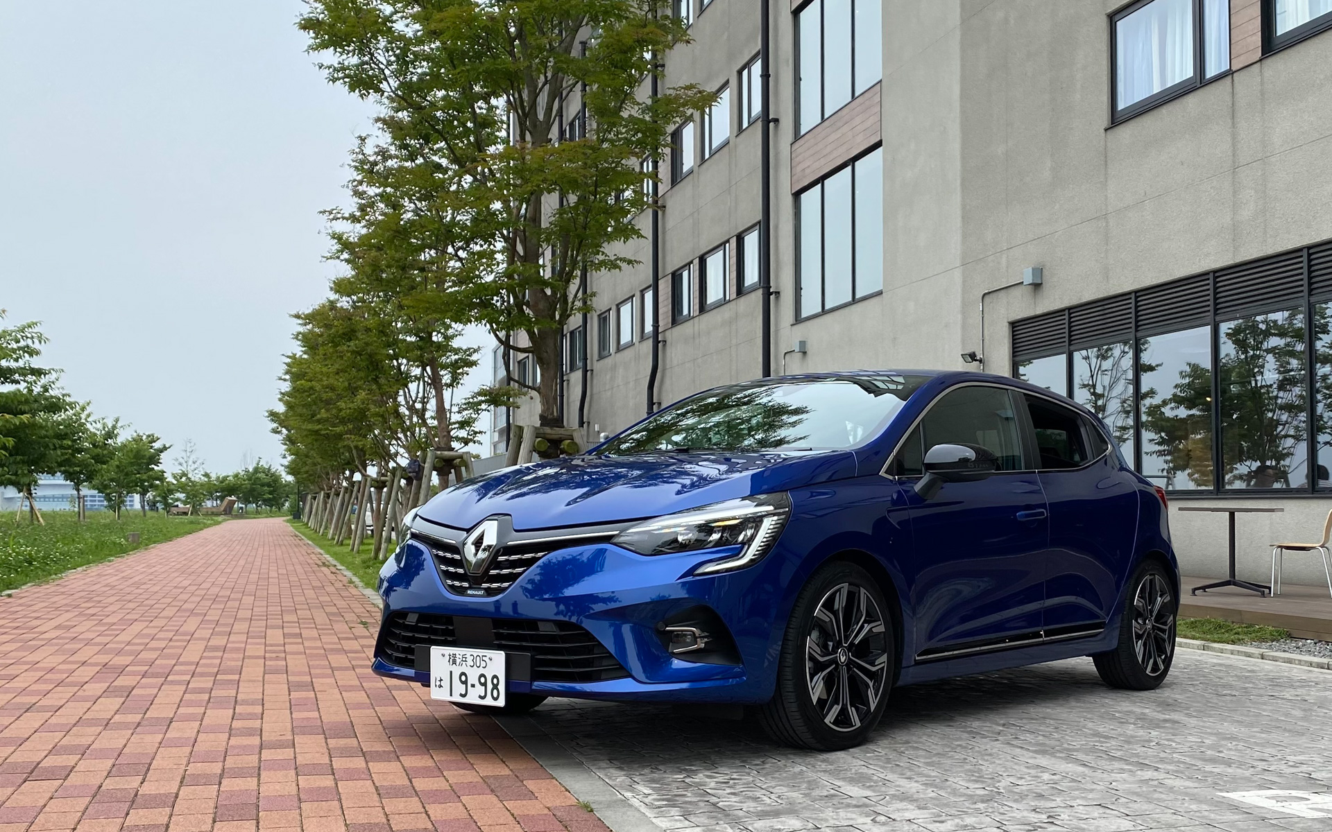 末っ子のルーテシアE-TECH HYBRIDは、コンパクトカーに乗っていることを忘れてしまうような、プレミアムな乗り味にびっくり。燃費は輸入車ナンバーワンとなる25.2km/L（WLTCモード）と超優秀。価格は329万円〜です