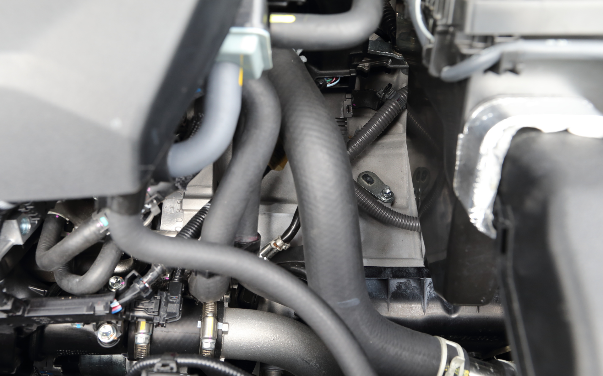 エンジンの横にチラリと見える新型8速スポーツAT