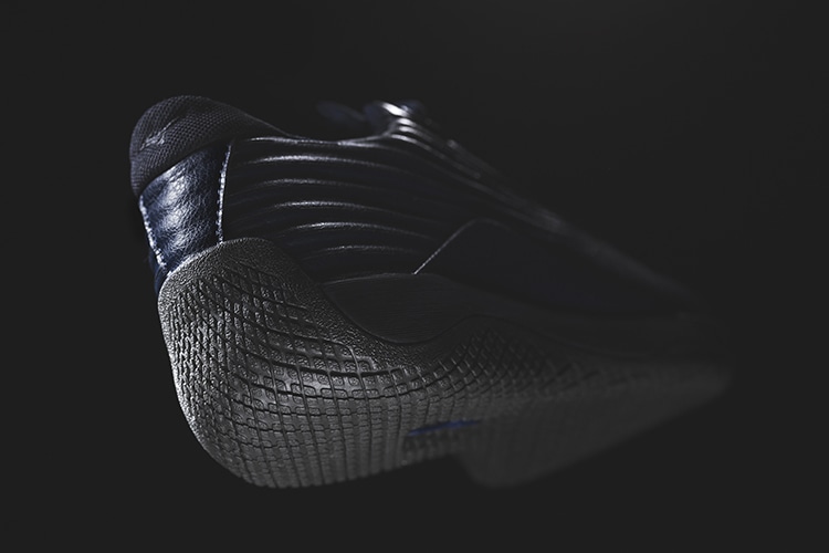 かかと部分を巻き上げることで床面との接地面積を増やしている