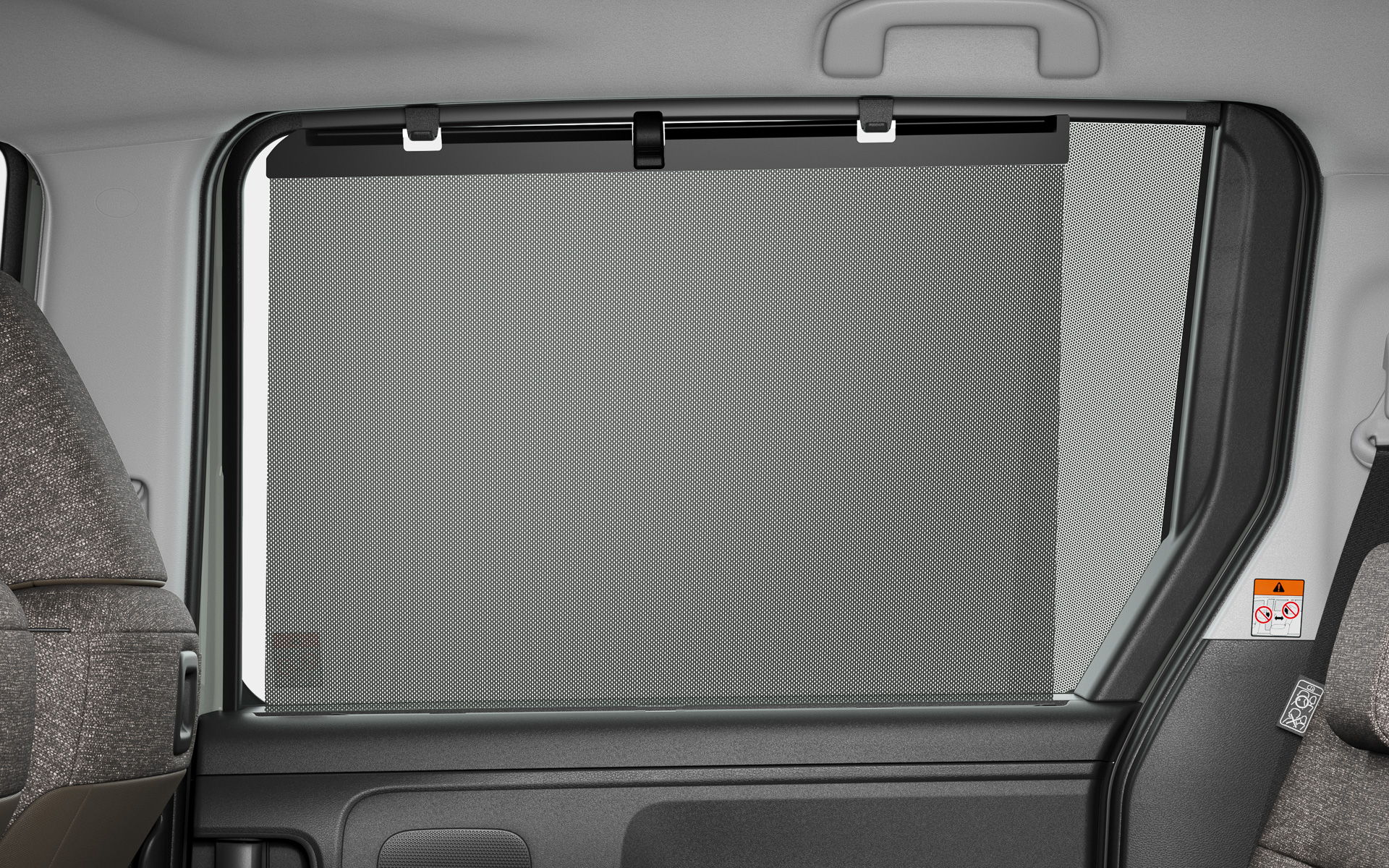 日差しを遮る「後席用サンシェード」をスライドドアに設定