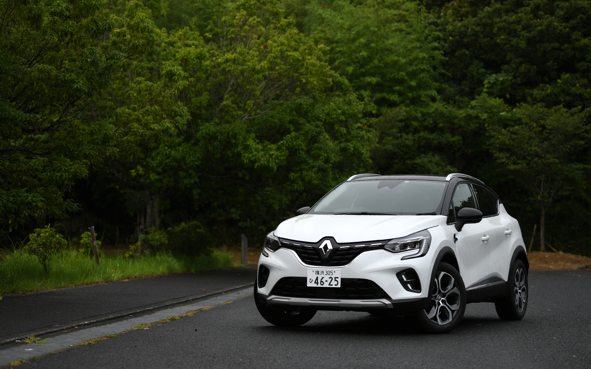 キャプチャー E-TECH HYBRID レザーパック。価格は389万円。ボディカラーはブラン ナクレ M/ノワール エトワール Mの2トーン。ボディサイズは4230×1795×1590mm（全長×全幅×全高）、ホイールベースは2640mm