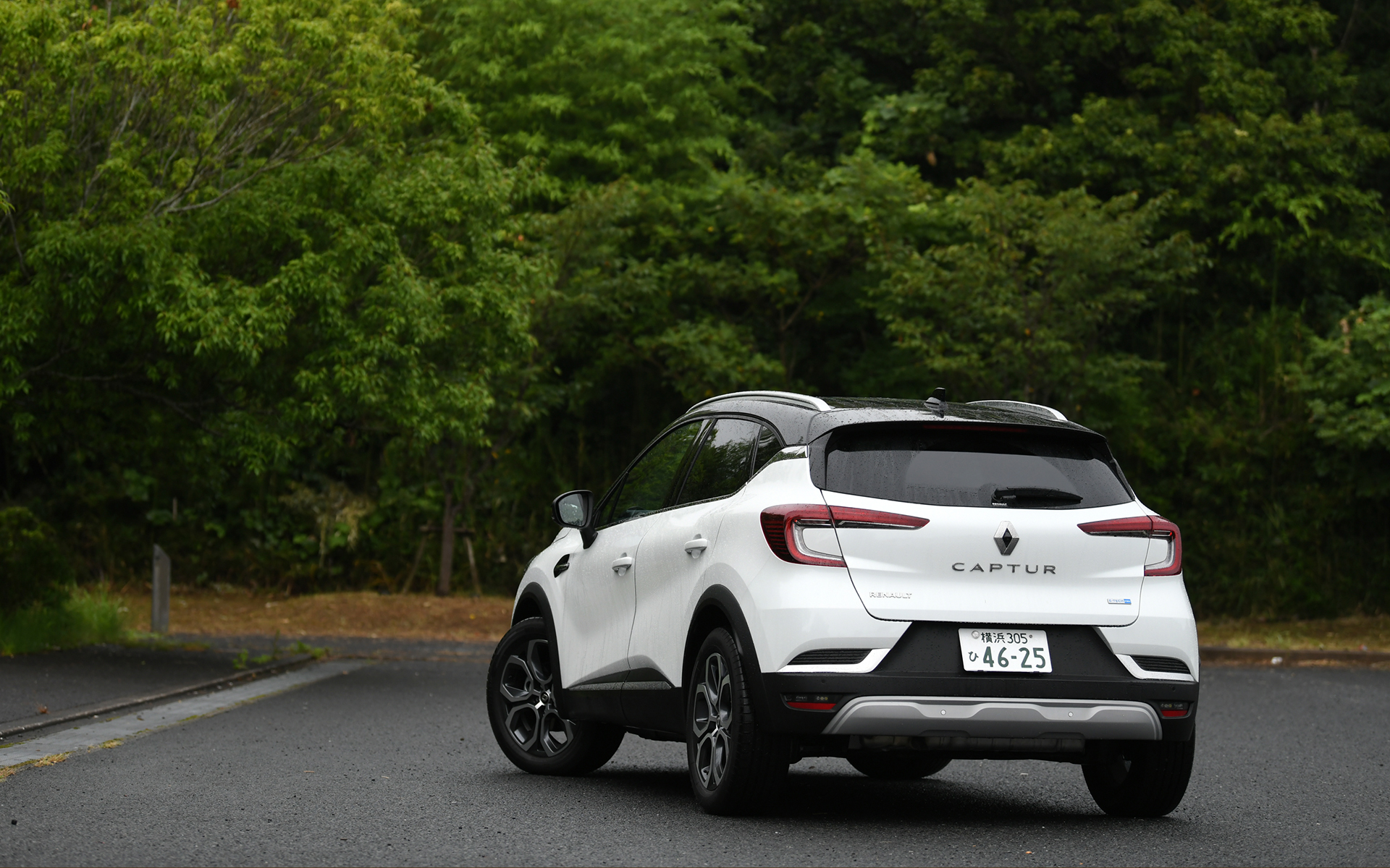 キャプチャー E-TECH HYBRID レザーパック。価格は389万円。ボディカラーはブラン ナクレ M/ノワール エトワール Mの2トーン。ボディサイズは4230×1795×1590mm（全長×全幅×全高）、ホイールベースは2640mm