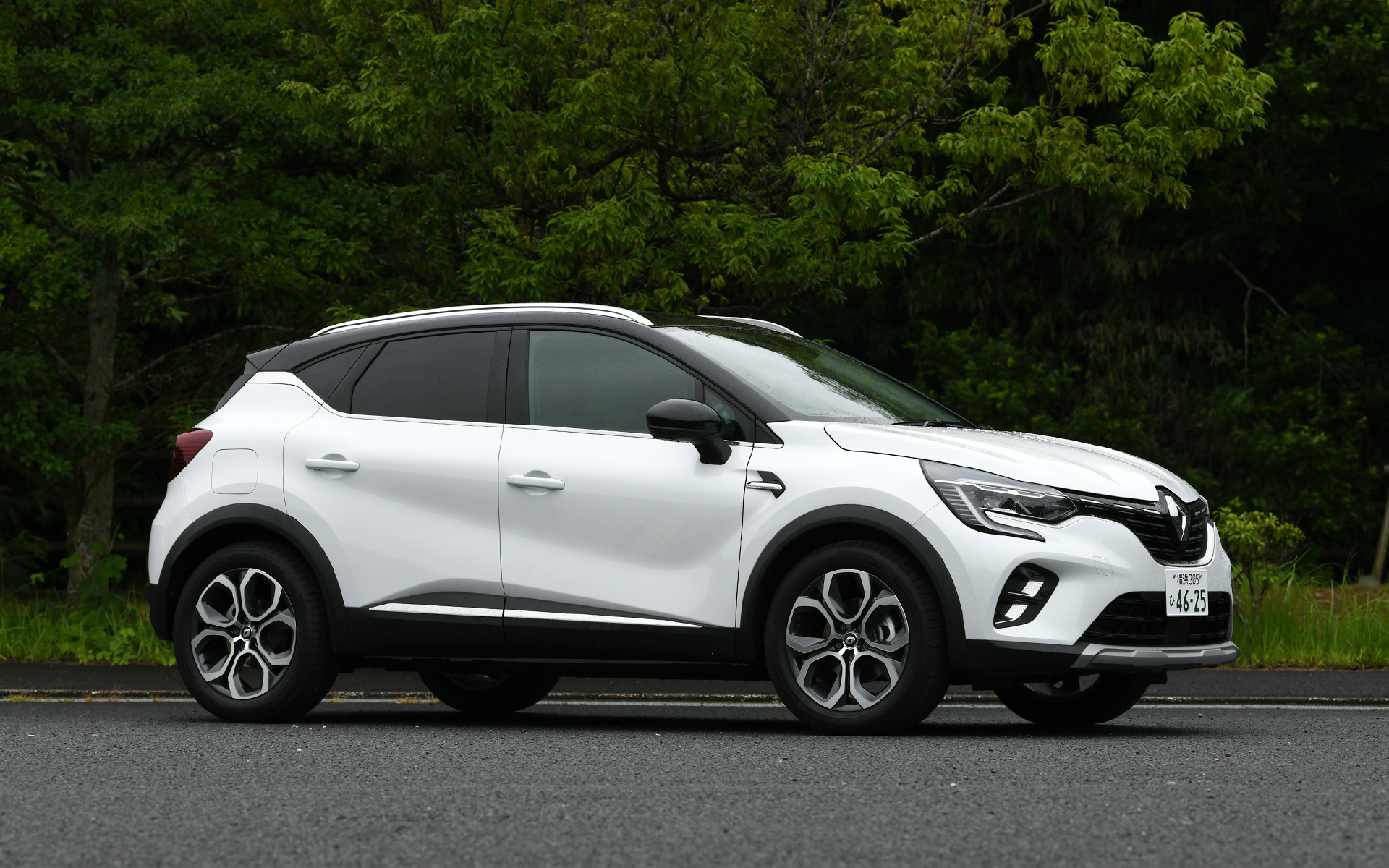 エクステリアデザインはガソリンモデルと共通となり、アスリートのしなやかな筋肉を彷彿させる躍動的でダイナミックなボディラインに直線のプレスラインを効果的に取り入れた“フレンチデザイン”が特徴。彫刻のようなボンネットや、後方に向けて傾斜するルーフライン、スリムなグラスエリアといったデザインによって躍動感を、フロントやリアに装着されるスキッドプレート、ルーフレールなどによって、SUVらしさを表現している。デイタイムランプやリアランプはルノーモデルを象徴するCシェイプを採用