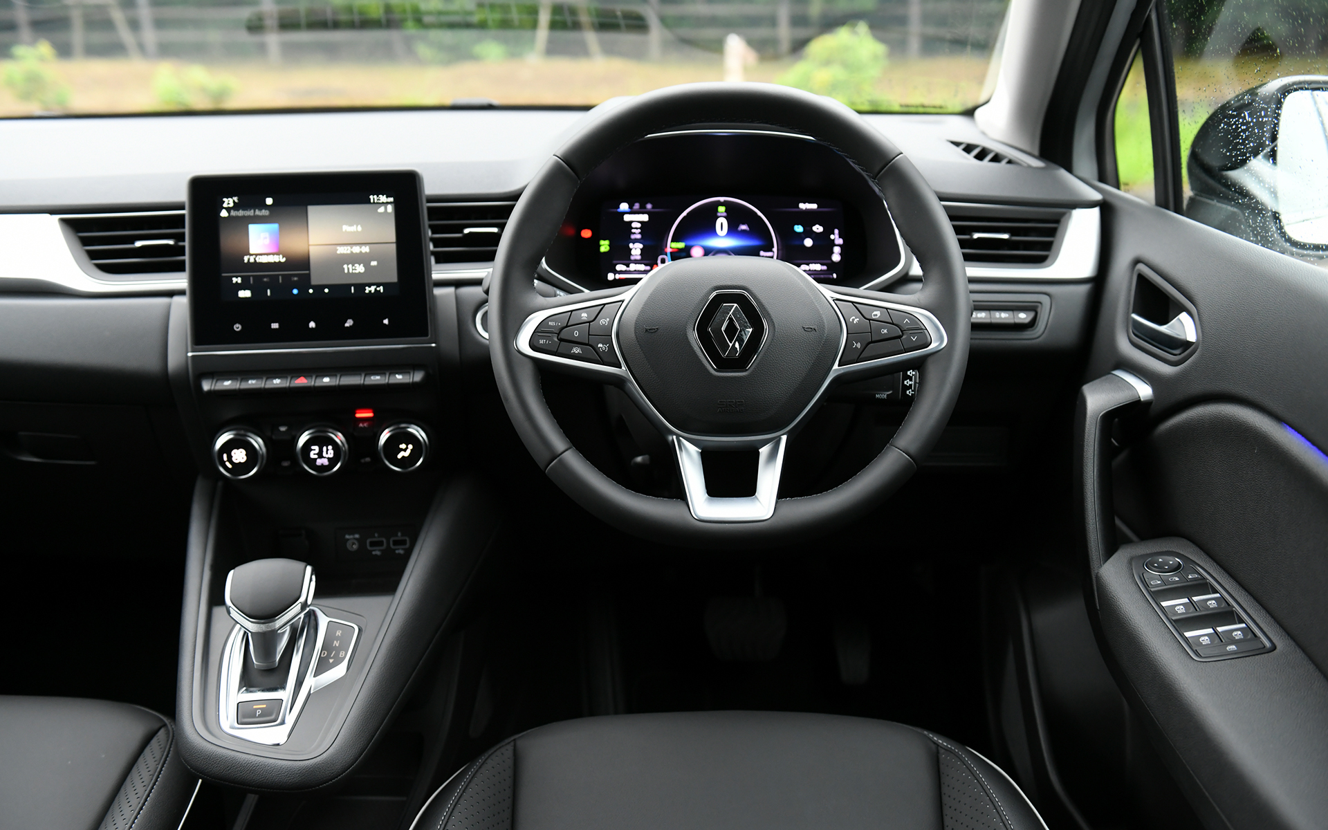 インテリアデザインもキャプチャーのガソリンモデルと共通となり、人間工学に基づいてドライバーを中心に考えられたスマートコクピットデザインが特徴。高いアイポイントと水平基調のダッシュボード、フレームレスミラーによって広さを演出。7インチマルチメディア ESY LINKのタッチスクリーンはドライバー側にわずかに角度がつけられている。また、上位クラスのモデルをベンチマークにし、細部の仕上げまでこだわり、手の触れる部分には高品質なソフト素材を採用している