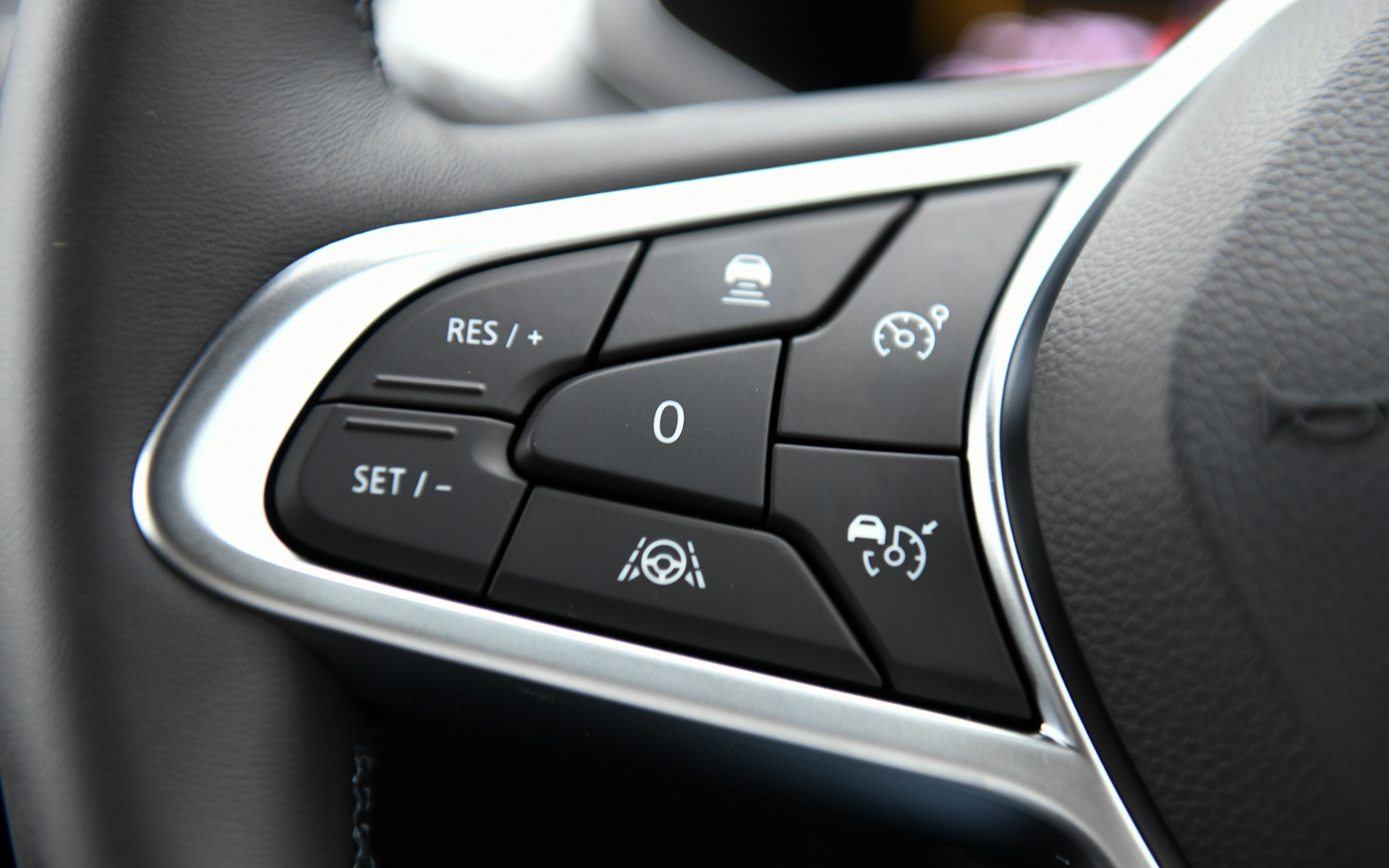 インテリアデザインもキャプチャーのガソリンモデルと共通となり、人間工学に基づいてドライバーを中心に考えられたスマートコクピットデザインが特徴。高いアイポイントと水平基調のダッシュボード、フレームレスミラーによって広さを演出。7インチマルチメディア ESY LINKのタッチスクリーンはドライバー側にわずかに角度がつけられている。また、上位クラスのモデルをベンチマークにし、細部の仕上げまでこだわり、手の触れる部分には高品質なソフト素材を採用している