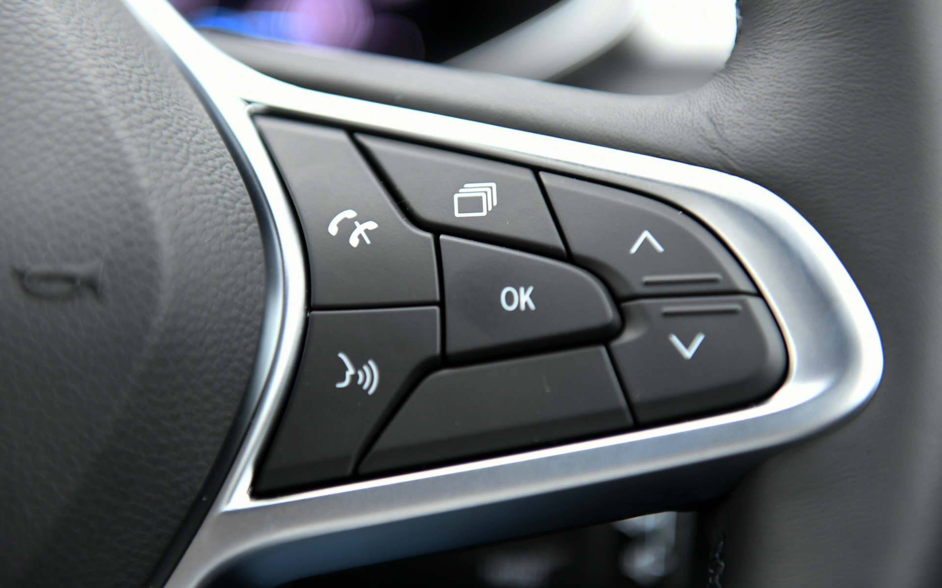 インテリアデザインもキャプチャーのガソリンモデルと共通となり、人間工学に基づいてドライバーを中心に考えられたスマートコクピットデザインが特徴。高いアイポイントと水平基調のダッシュボード、フレームレスミラーによって広さを演出。7インチマルチメディア ESY LINKのタッチスクリーンはドライバー側にわずかに角度がつけられている。また、上位クラスのモデルをベンチマークにし、細部の仕上げまでこだわり、手の触れる部分には高品質なソフト素材を採用している